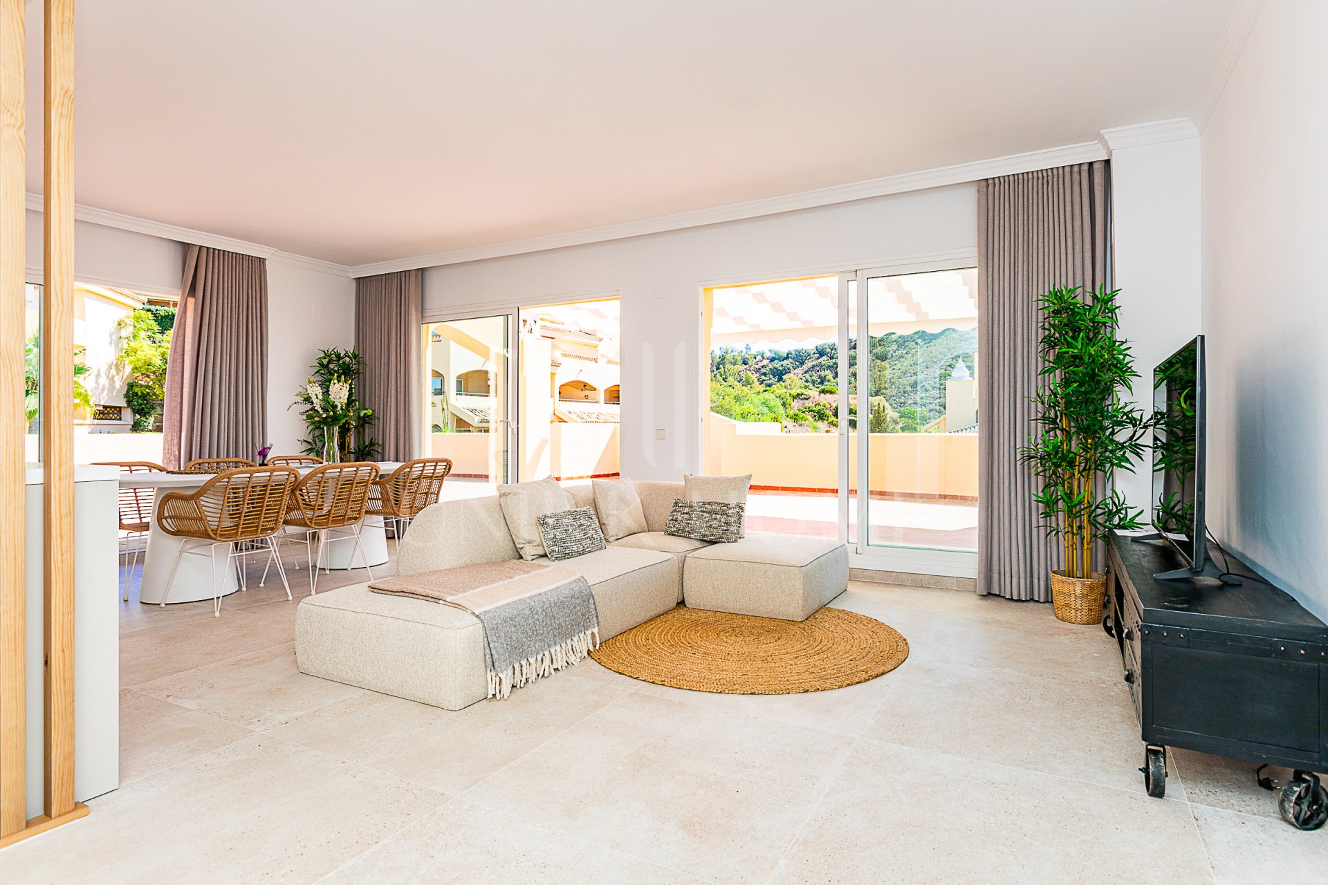 Luxurious, Fully Refurbished Penthouse in Santa María Village, Elviria Exceptional Value: Recently reduced from €745,000!