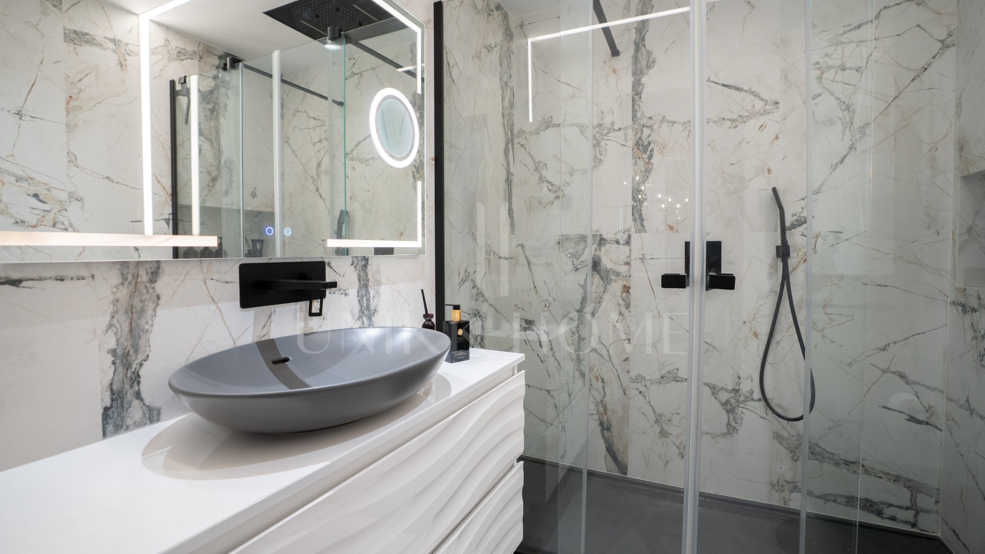 Exquisite Luxury Apartment with Expansive Terrace and Smart Home Features