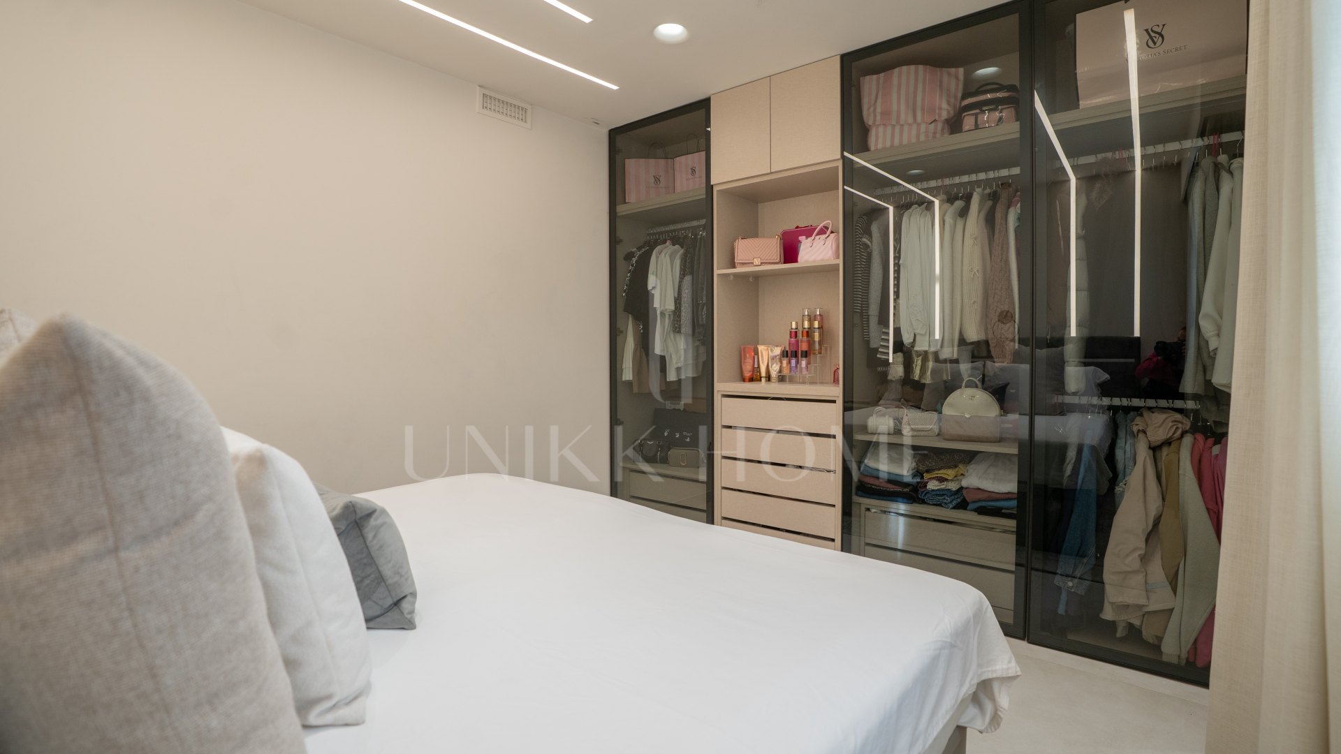 Exquisite Luxury Apartment with Expansive Terrace and Smart Home Features