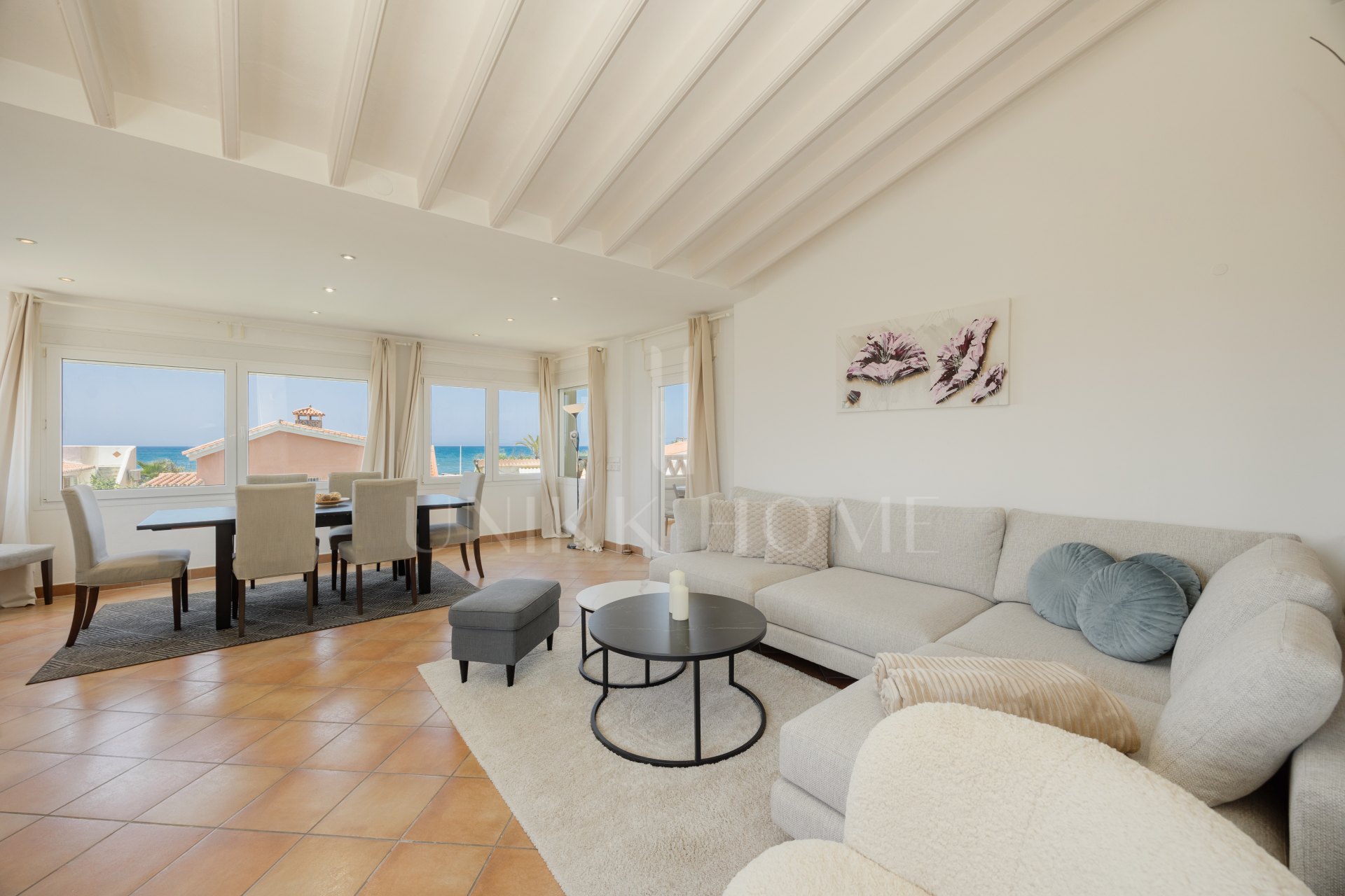 Villa moderna de 4 dormitorios con gran potencial de ampliación en Costabella, Marbella