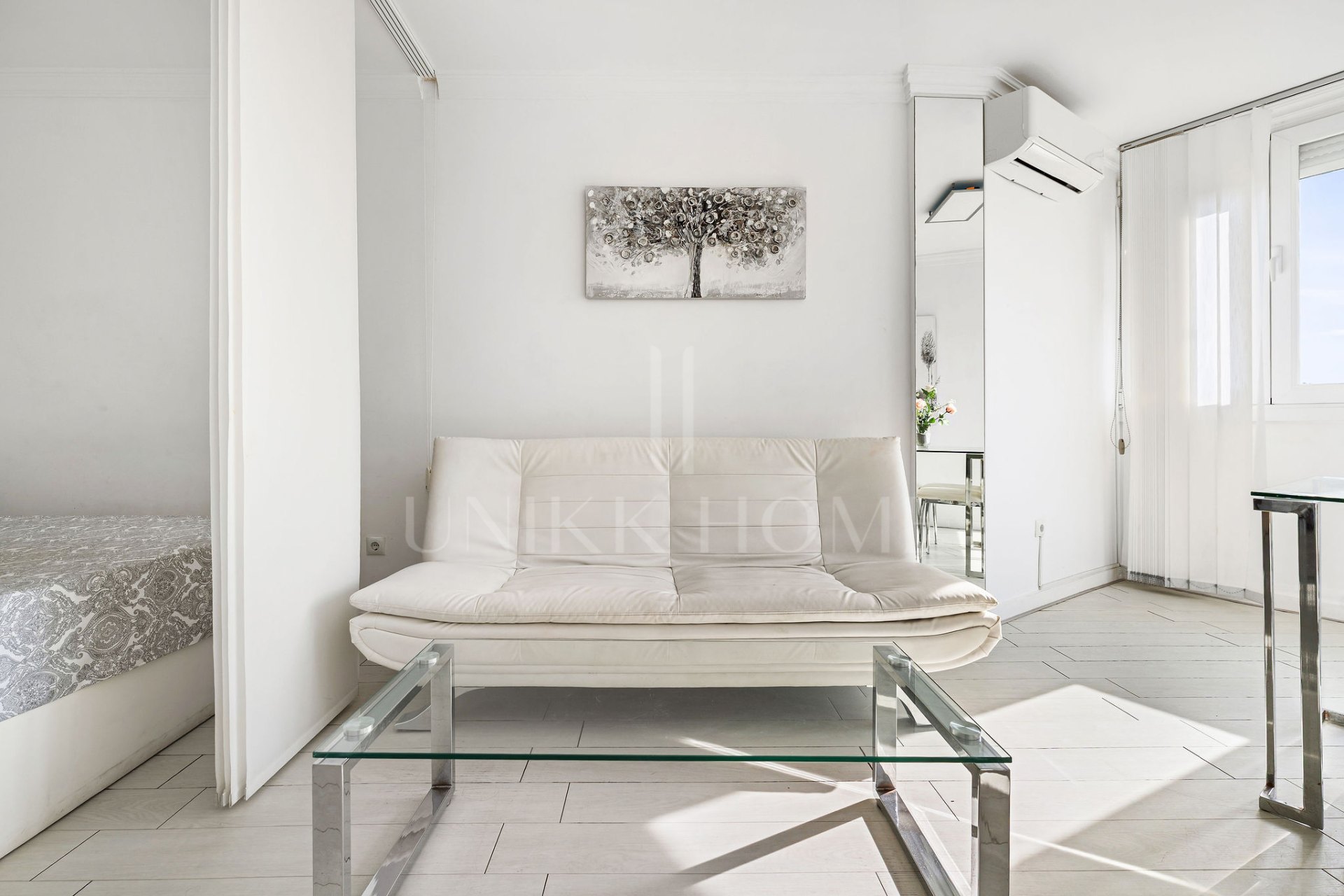 Welcome to this frontline beach studio in Calahonda!