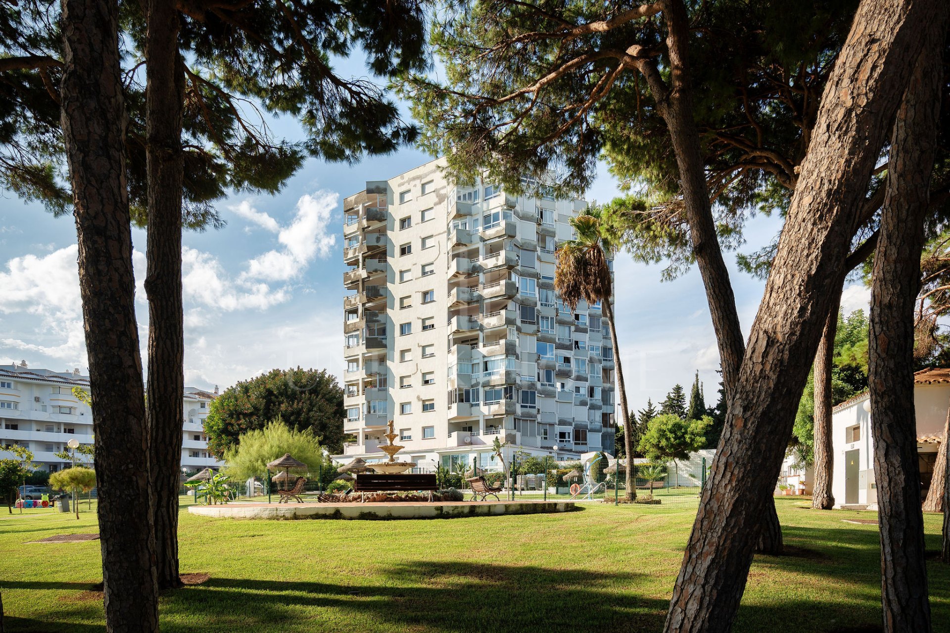 Welcome to this frontline beach studio in Calahonda!