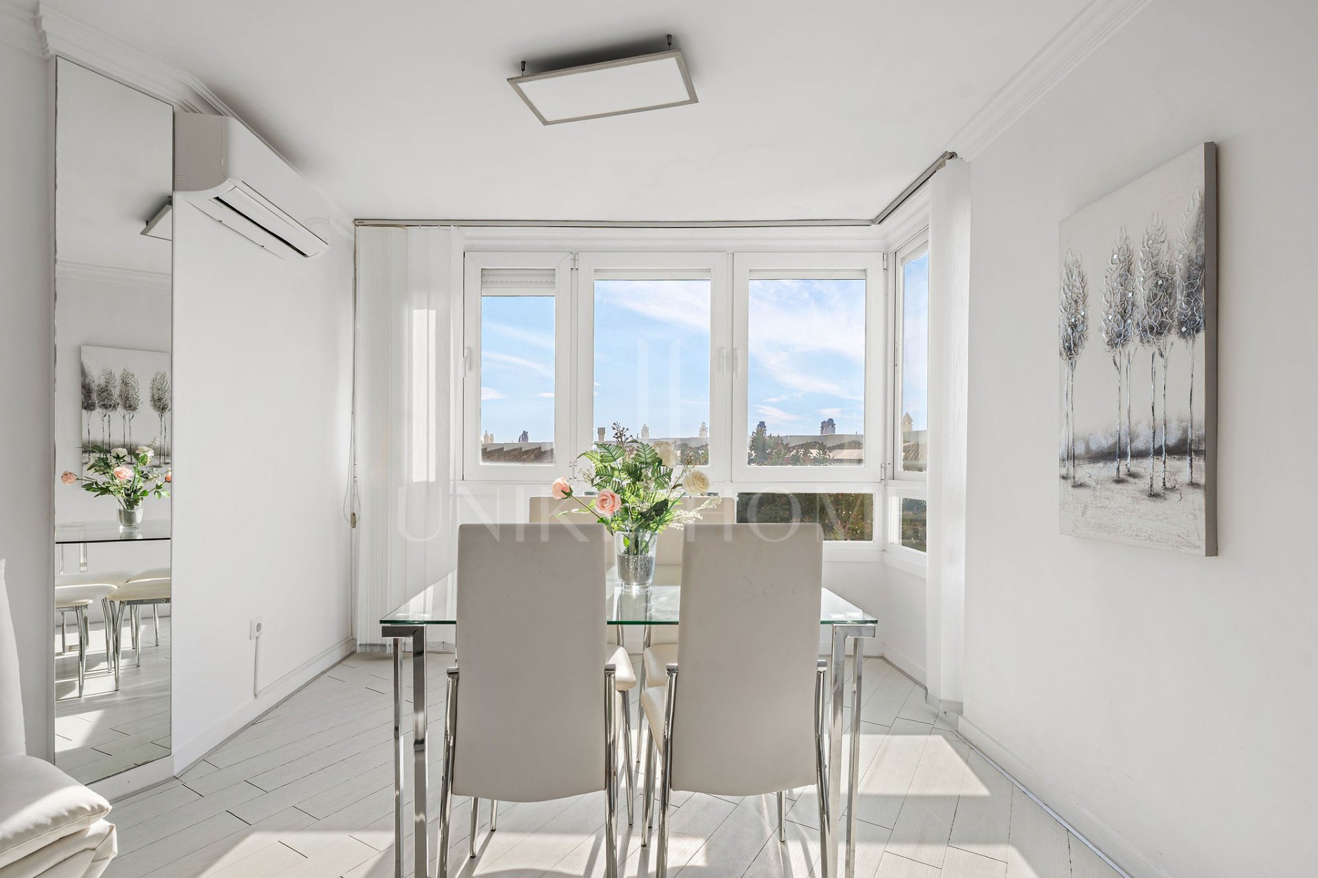 Welcome to this frontline beach studio in Calahonda!