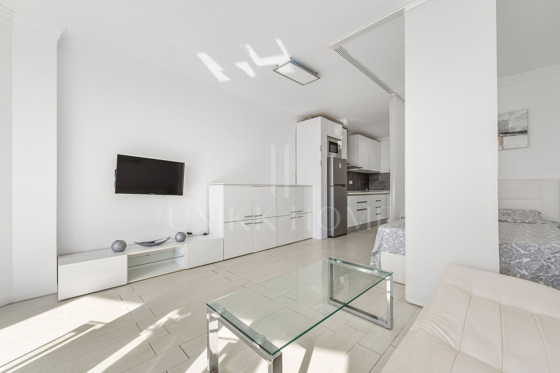 Welcome to this frontline beach studio in Calahonda!