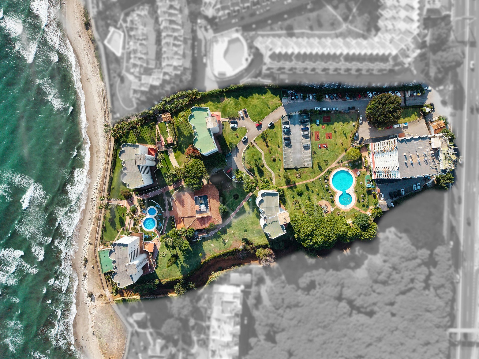 Welcome to this frontline beach studio in Calahonda!