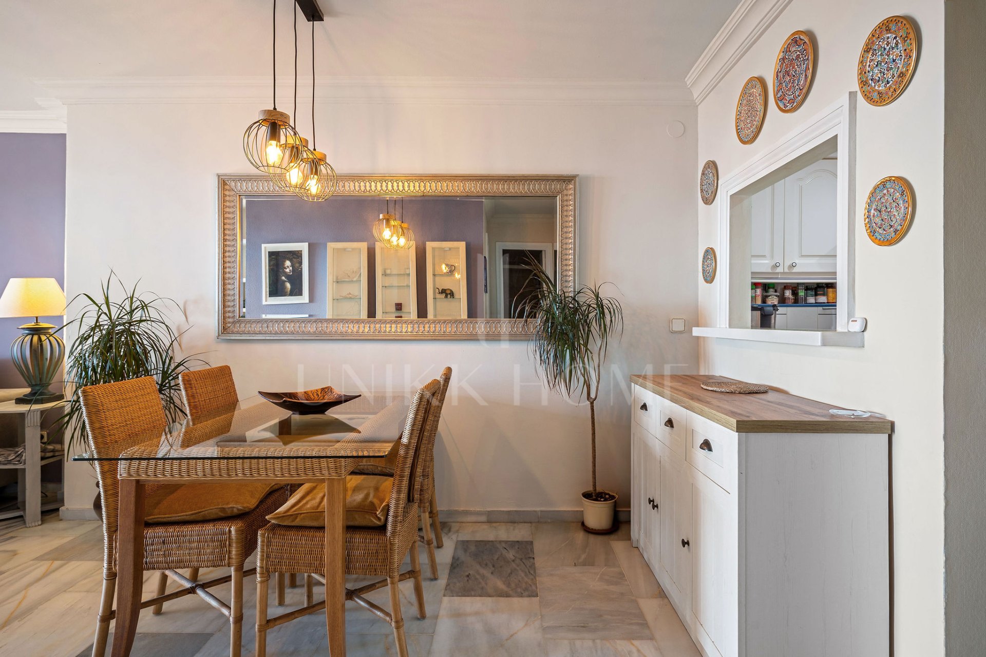 Welcome to this cozy elevated ground floor property in upper Calahonda with beautiful views!
