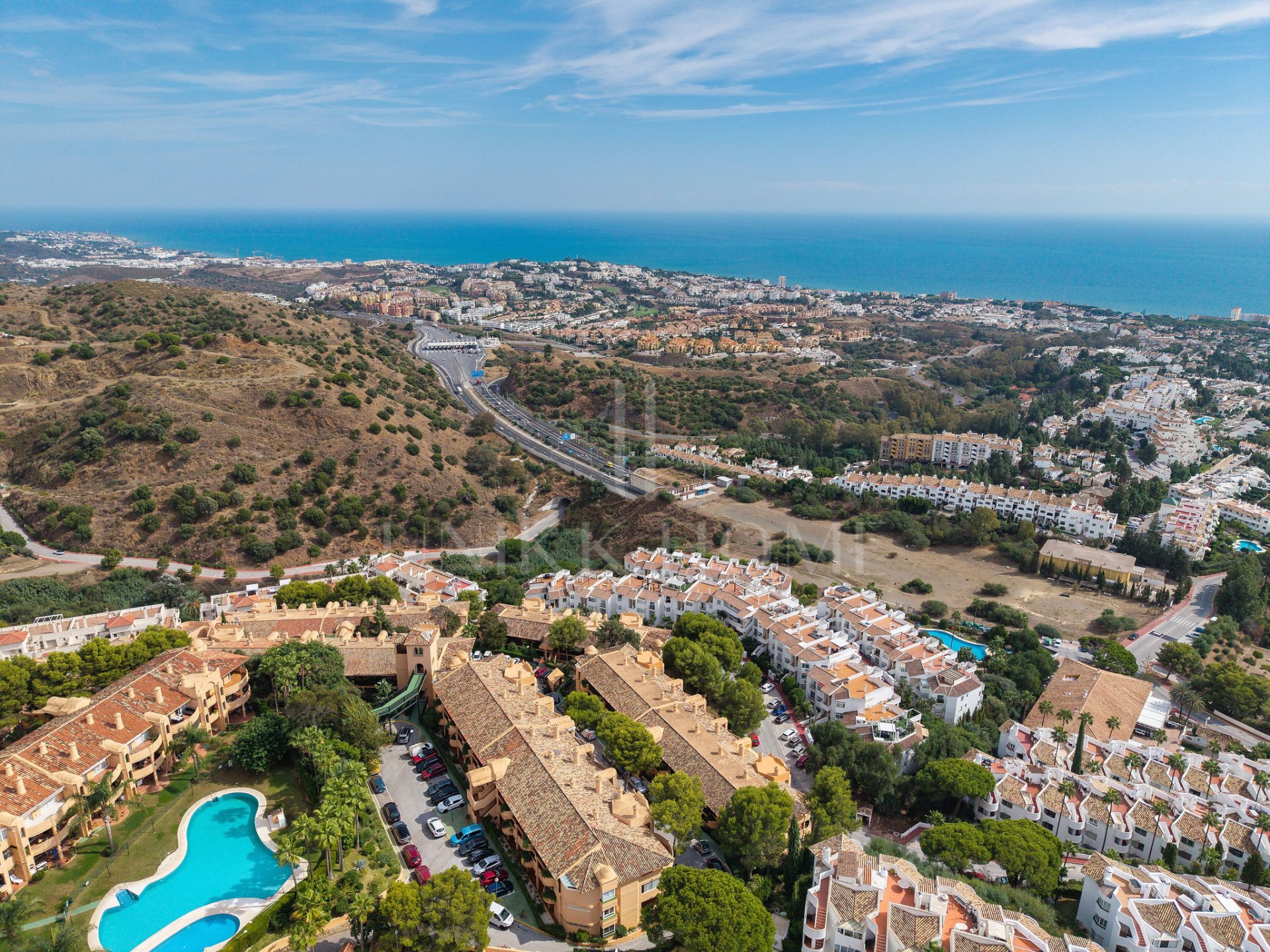 Welcome to this cozy elevated ground floor property in upper Calahonda with beautiful views!