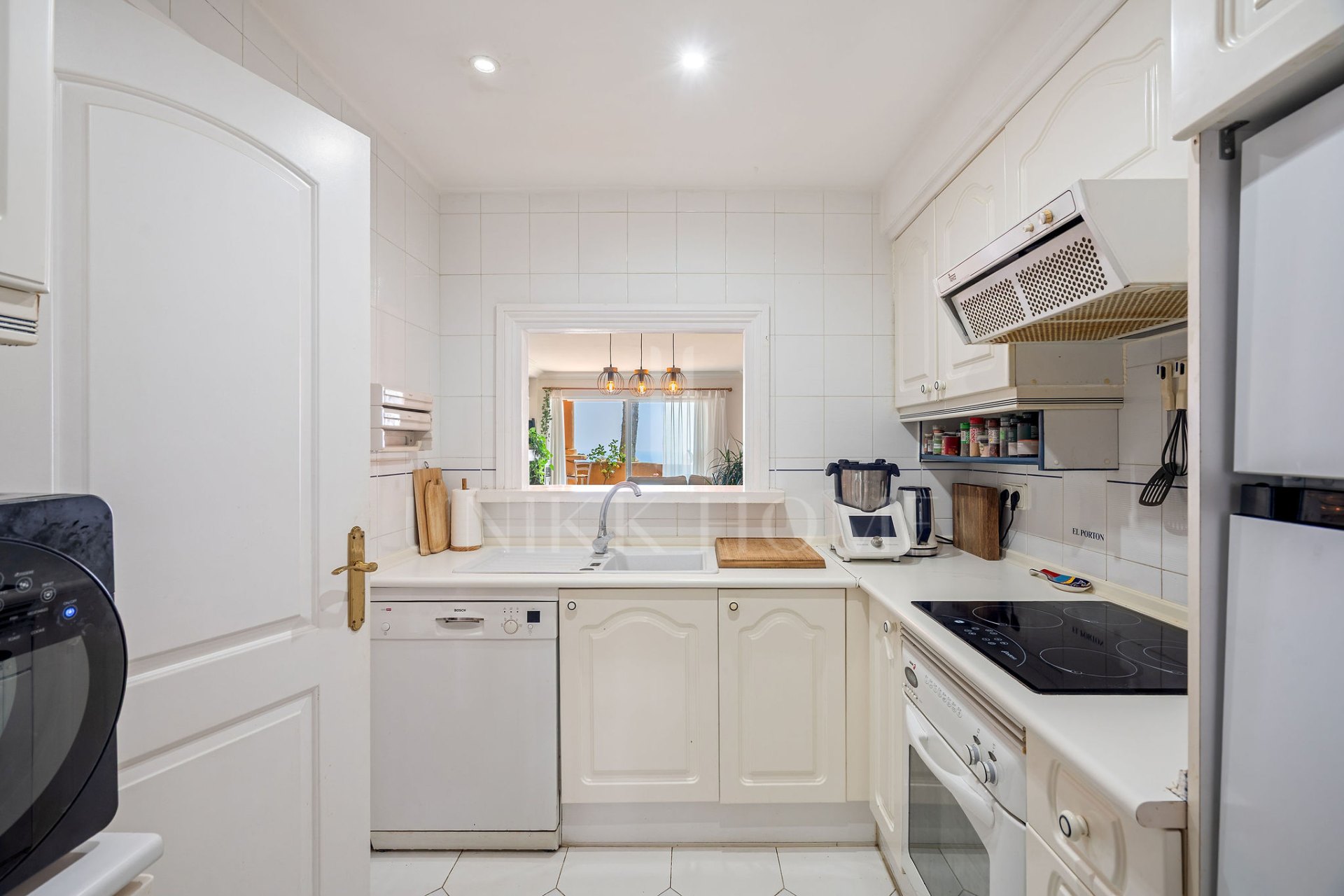 Welcome to this cozy elevated ground floor property in upper Calahonda with beautiful views!