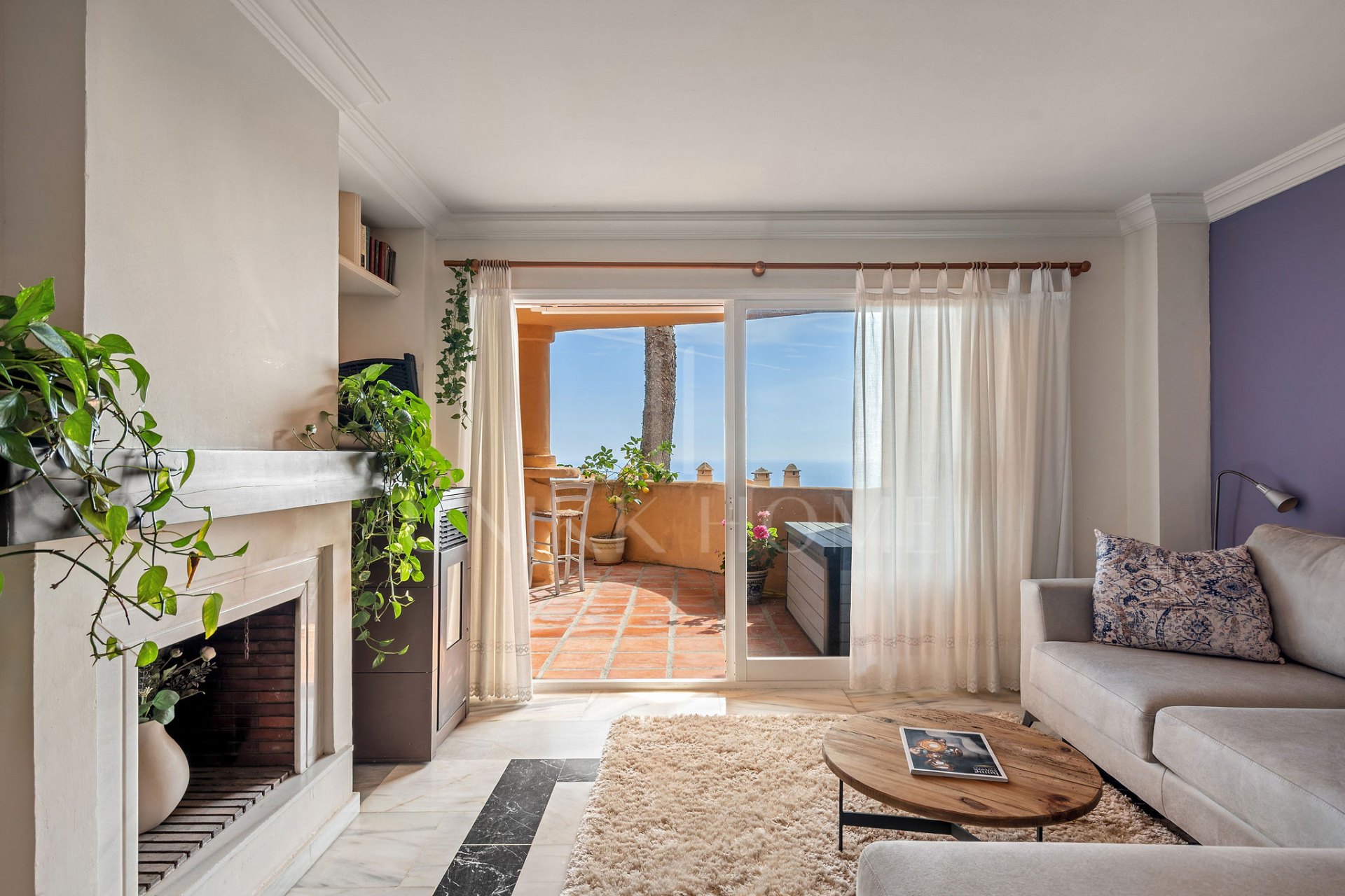 Welcome to this cozy elevated ground floor property in upper Calahonda with beautiful views!