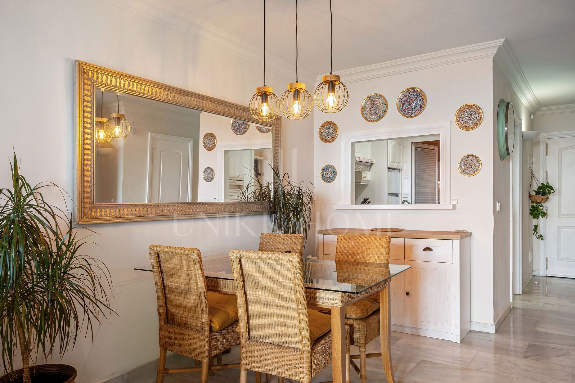 Welcome to this cozy elevated ground floor property in upper Calahonda with beautiful views!