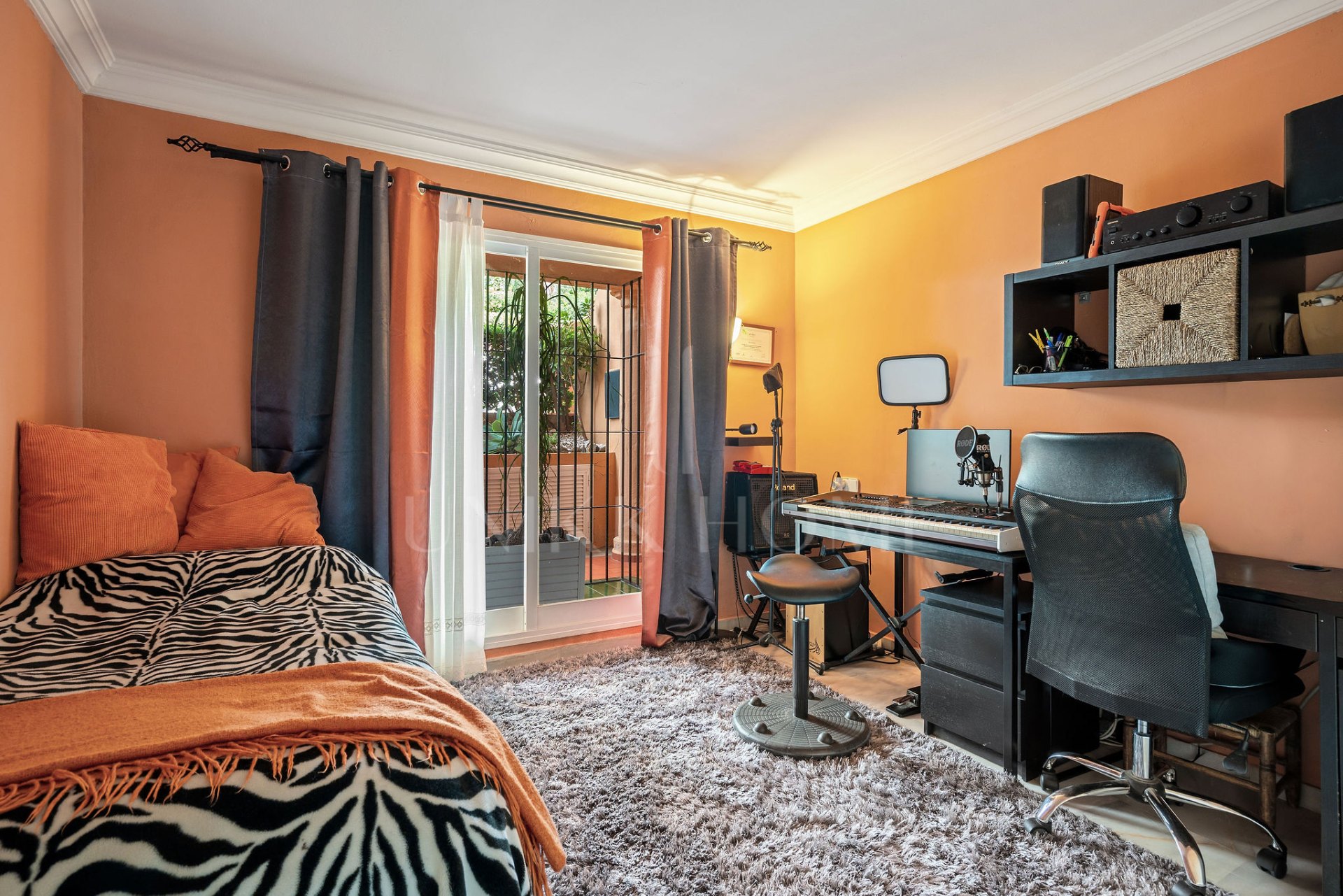 Welcome to this cozy elevated ground floor property in upper Calahonda with beautiful views!