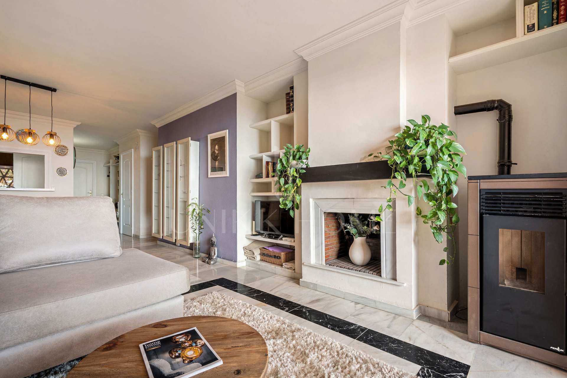 Welcome to this cozy elevated ground floor property in upper Calahonda with beautiful views!