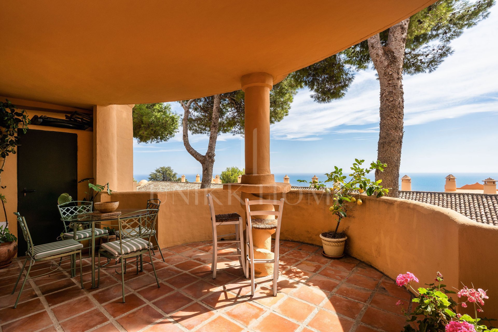 Welcome to this cozy elevated ground floor property in upper Calahonda with beautiful views!