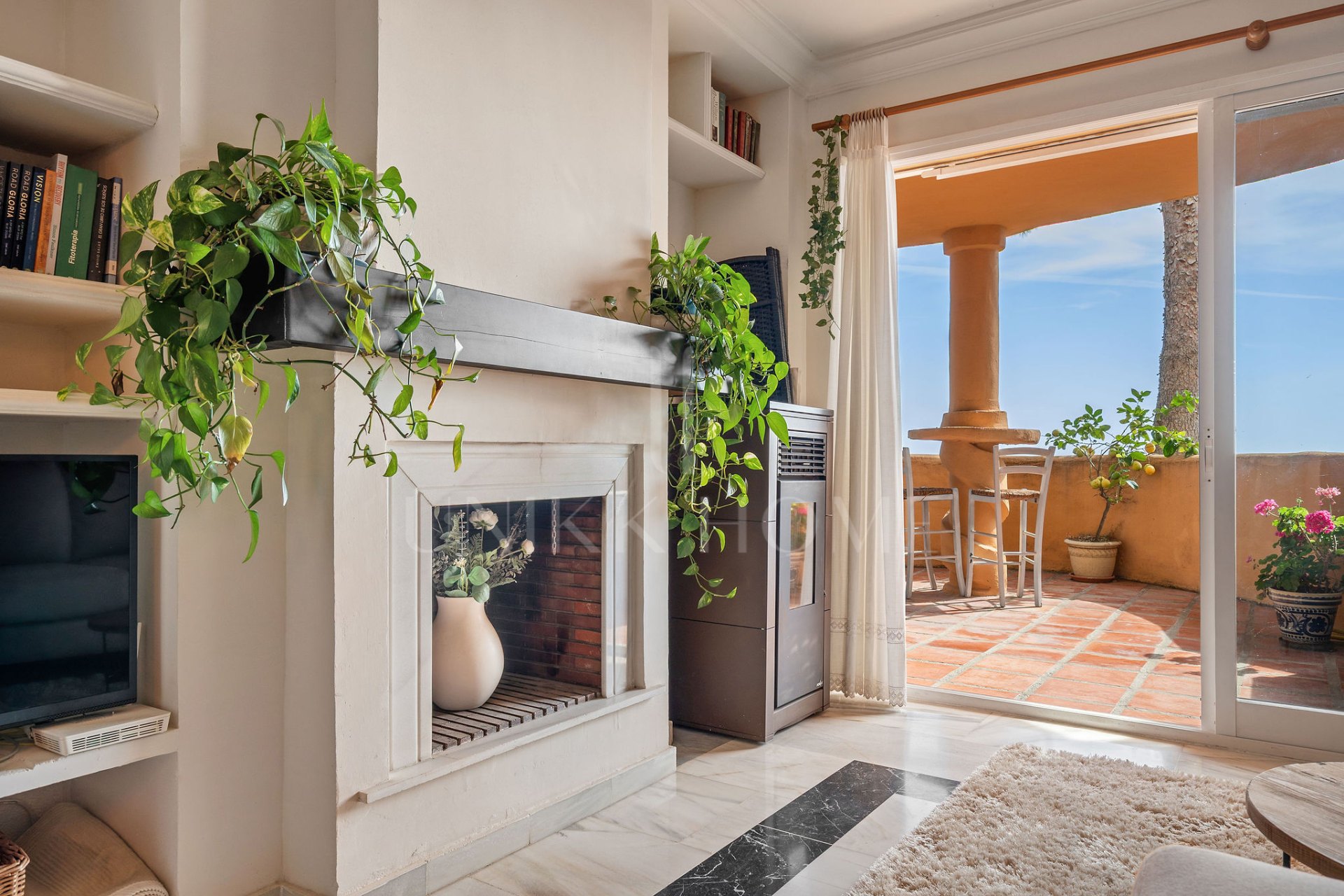 Welcome to this cozy elevated ground floor property in upper Calahonda with beautiful views!
