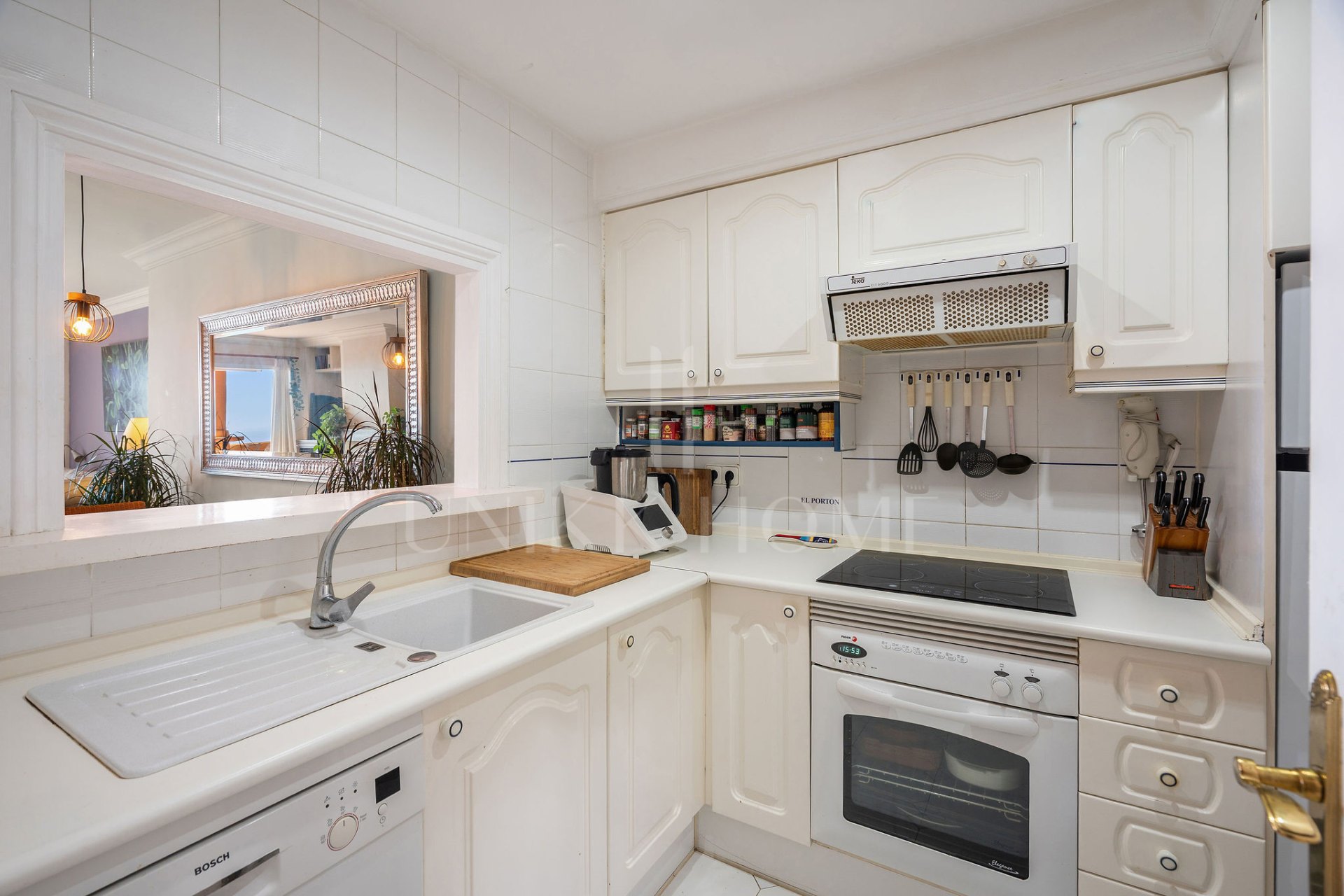 Welcome to this cozy elevated ground floor property in upper Calahonda with beautiful views!