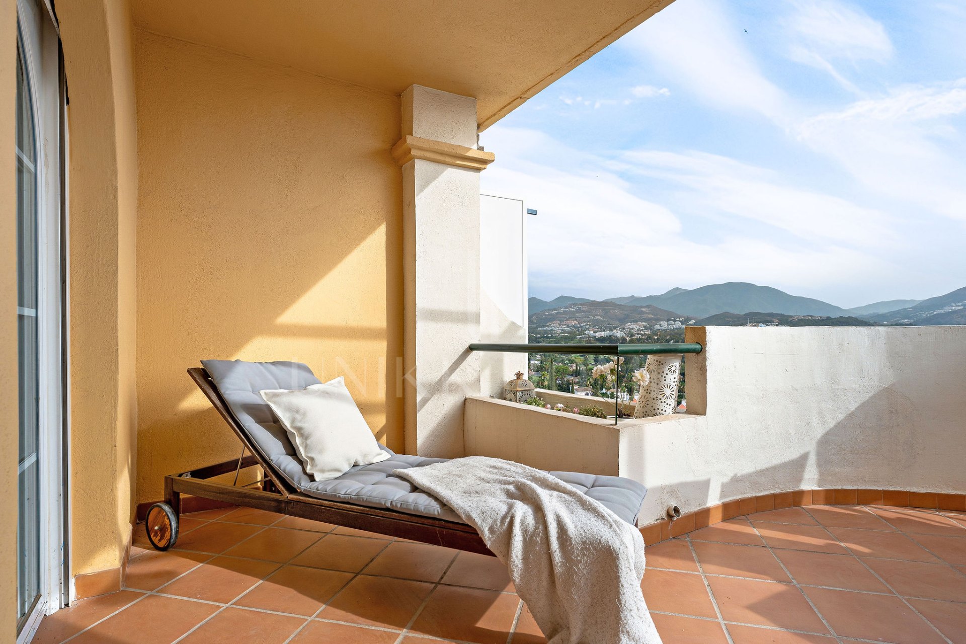 Bienvenido a este luminoso apartamento en increíble ubicación con vistas panorámicas!