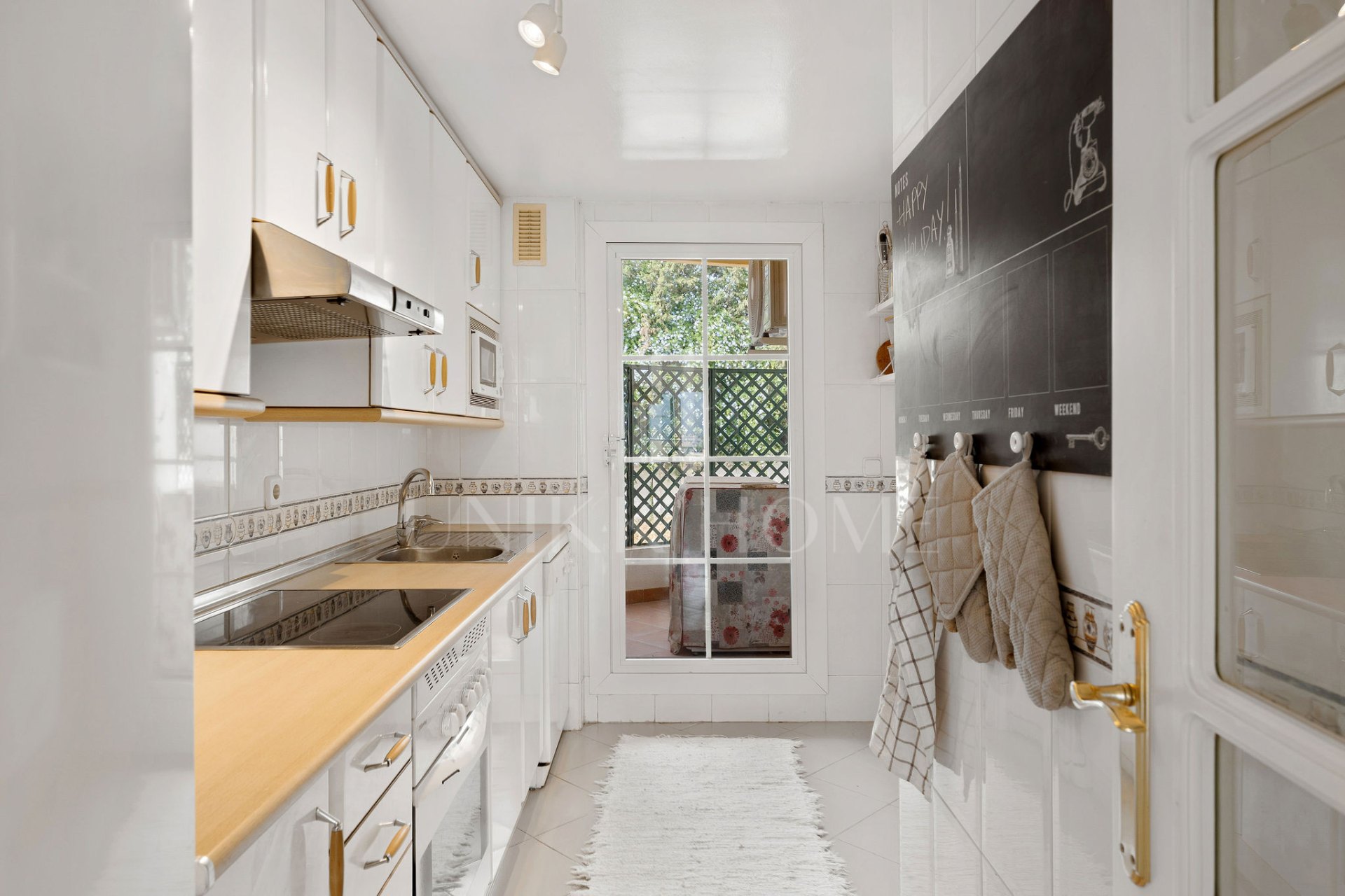 Bienvenido a este luminoso apartamento en increíble ubicación con vistas panorámicas!