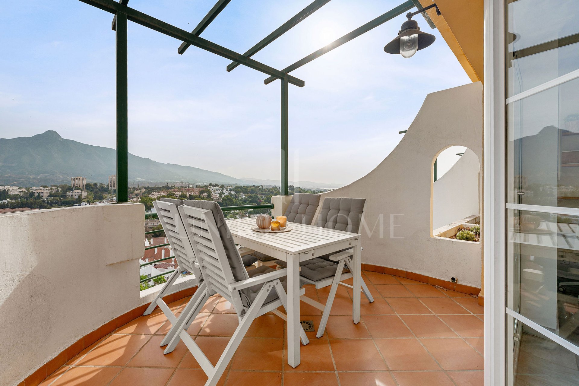 Bienvenido a este luminoso apartamento en increíble ubicación con vistas panorámicas!
