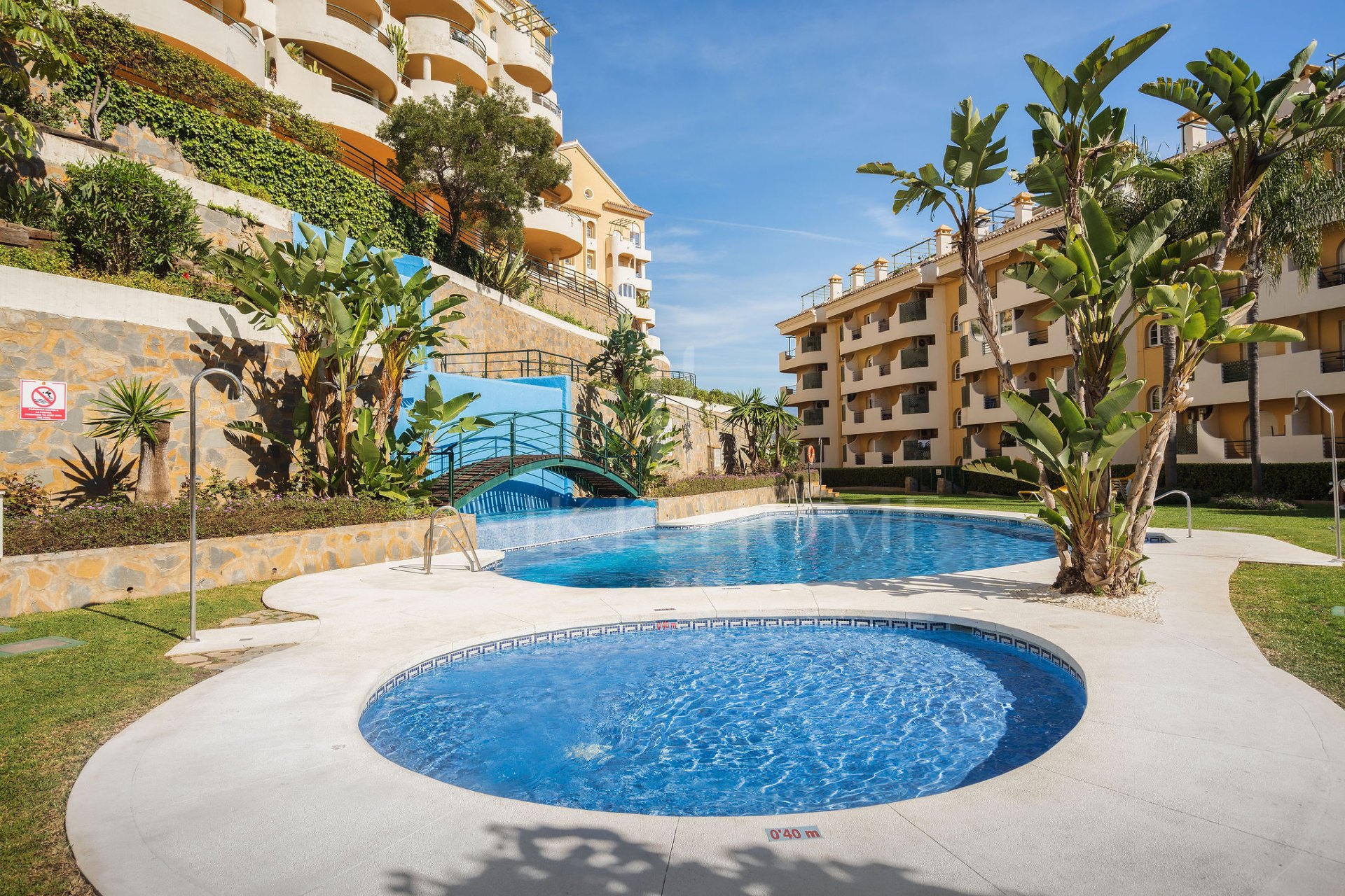 Bienvenido a este luminoso apartamento en increíble ubicación con vistas panorámicas!