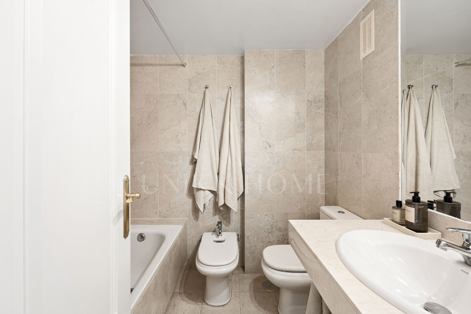 Bienvenido a este luminoso apartamento en increíble ubicación con vistas panorámicas!