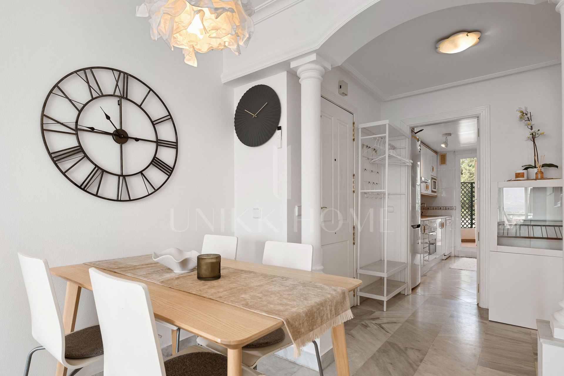 Bienvenido a este luminoso apartamento en increíble ubicación con vistas panorámicas!