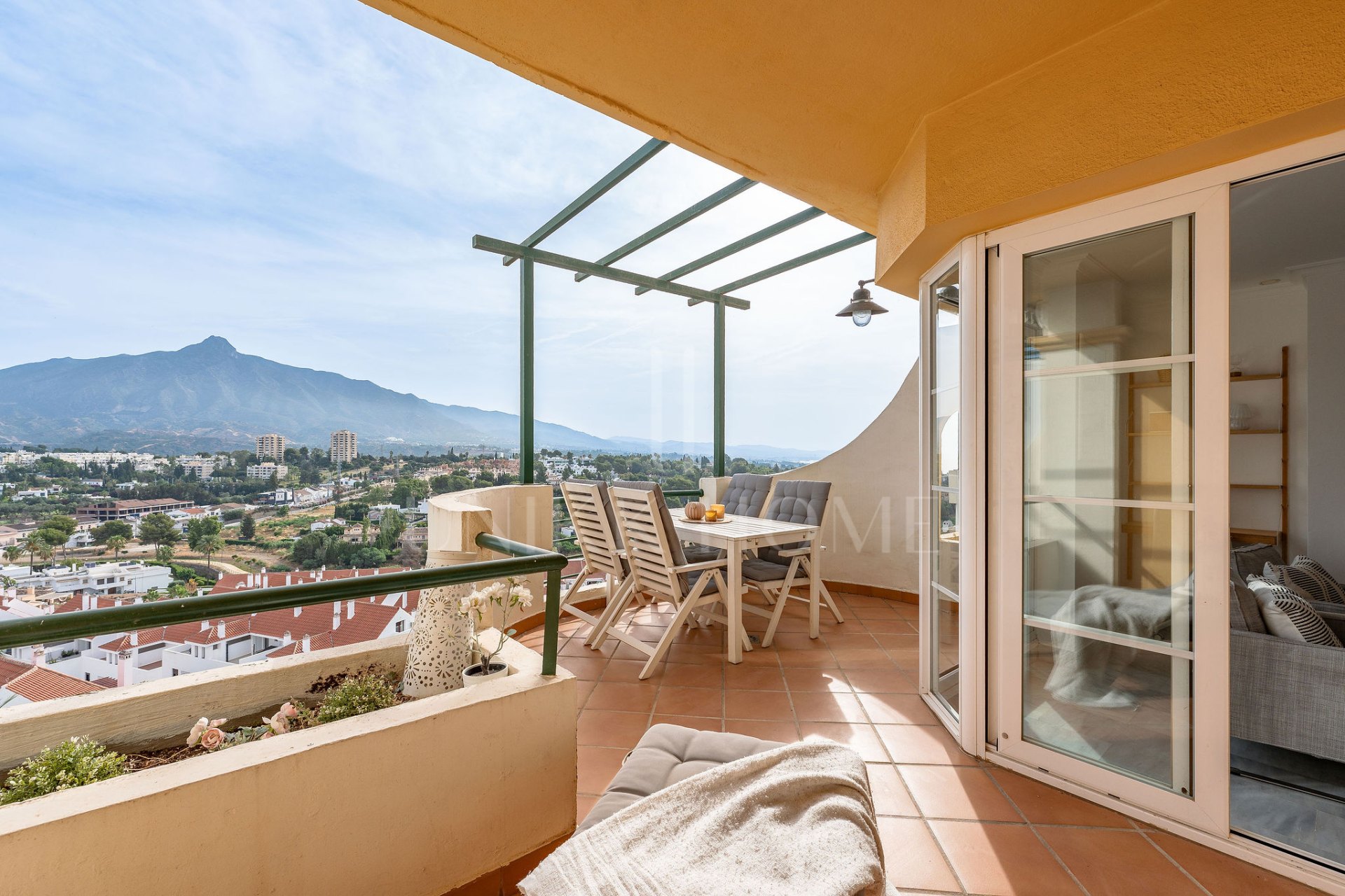 Bienvenido a este luminoso apartamento en increíble ubicación con vistas panorámicas!