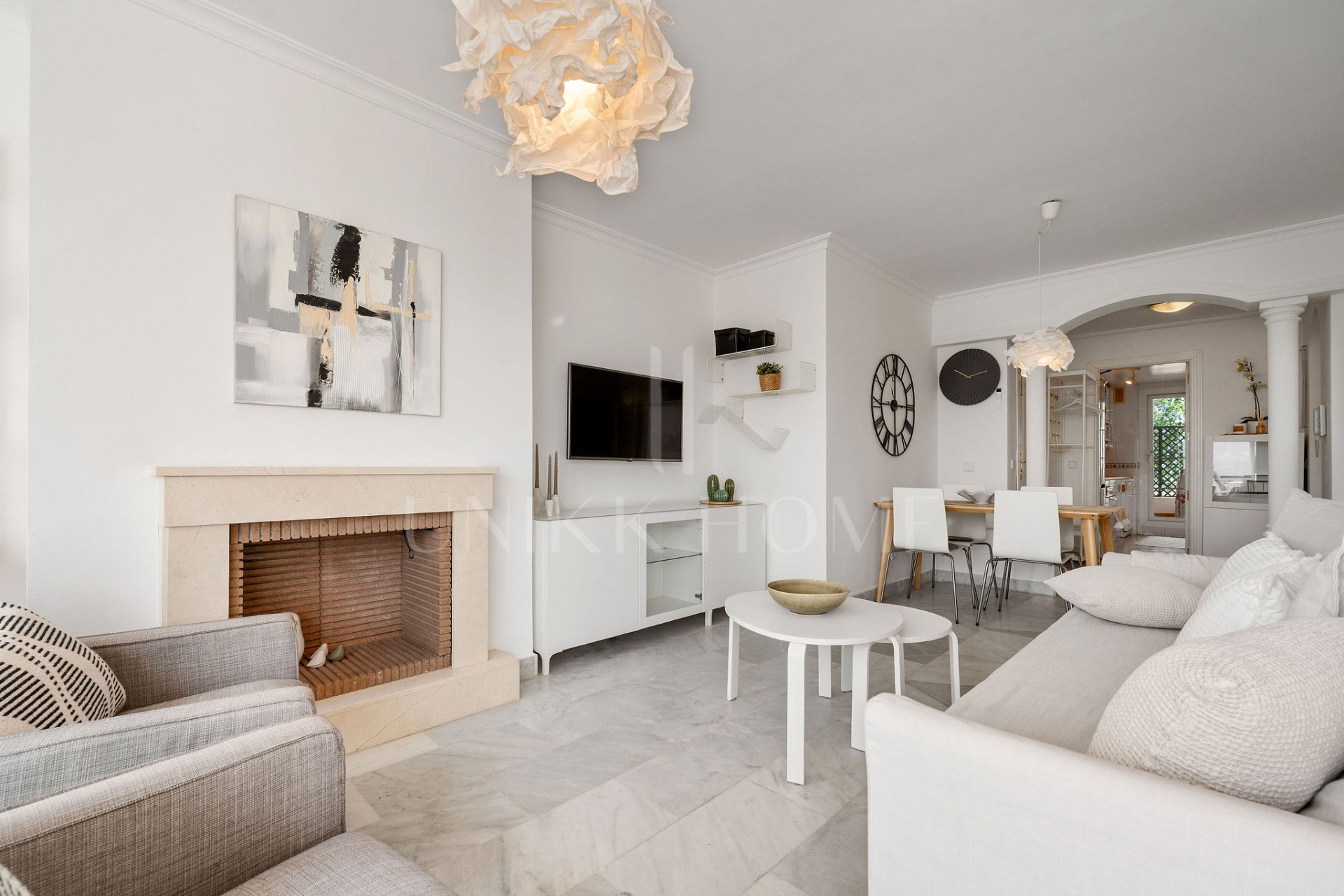 Bienvenido a este luminoso apartamento en increíble ubicación con vistas panorámicas!