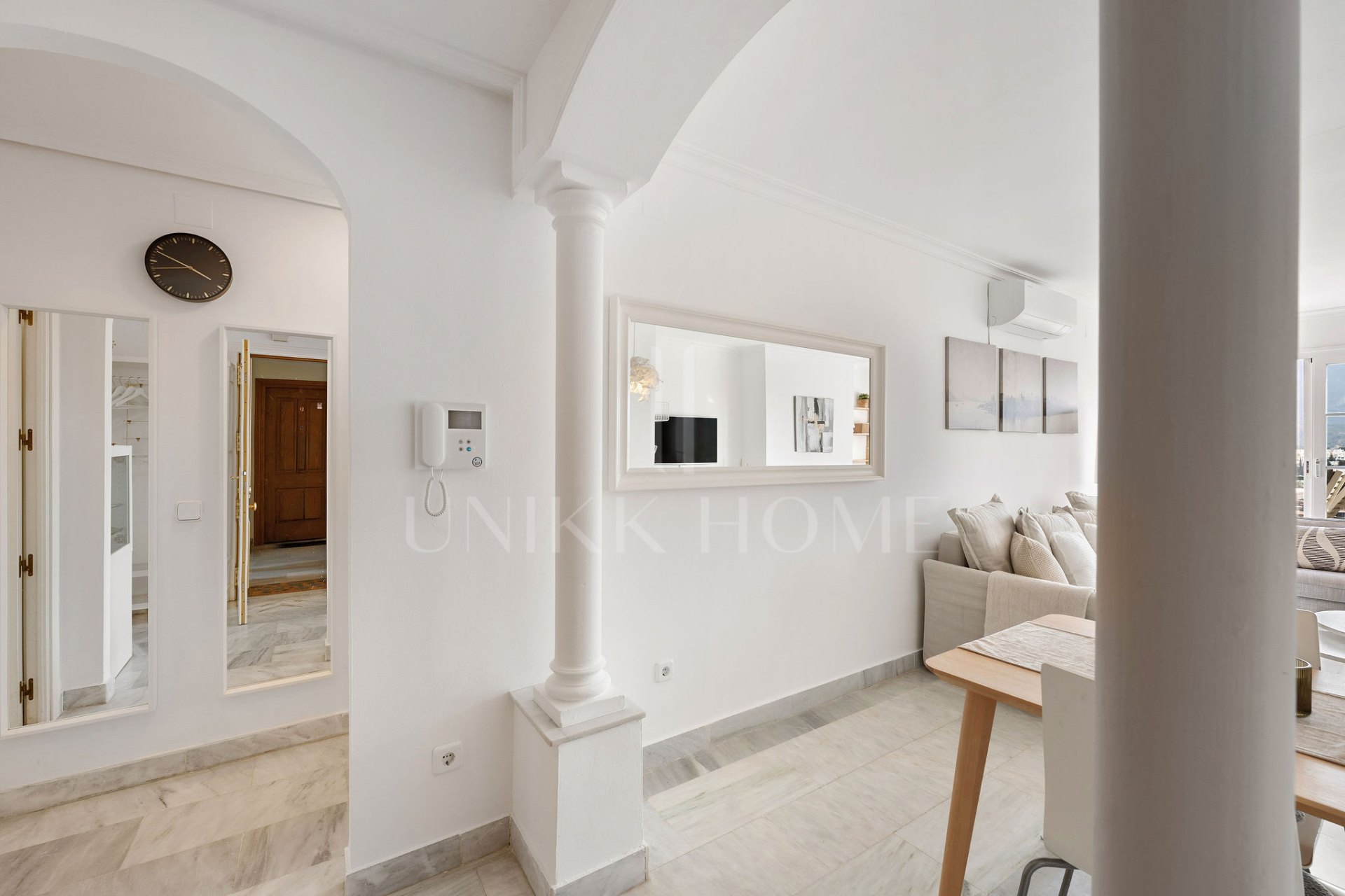 Bienvenido a este luminoso apartamento en increíble ubicación con vistas panorámicas!