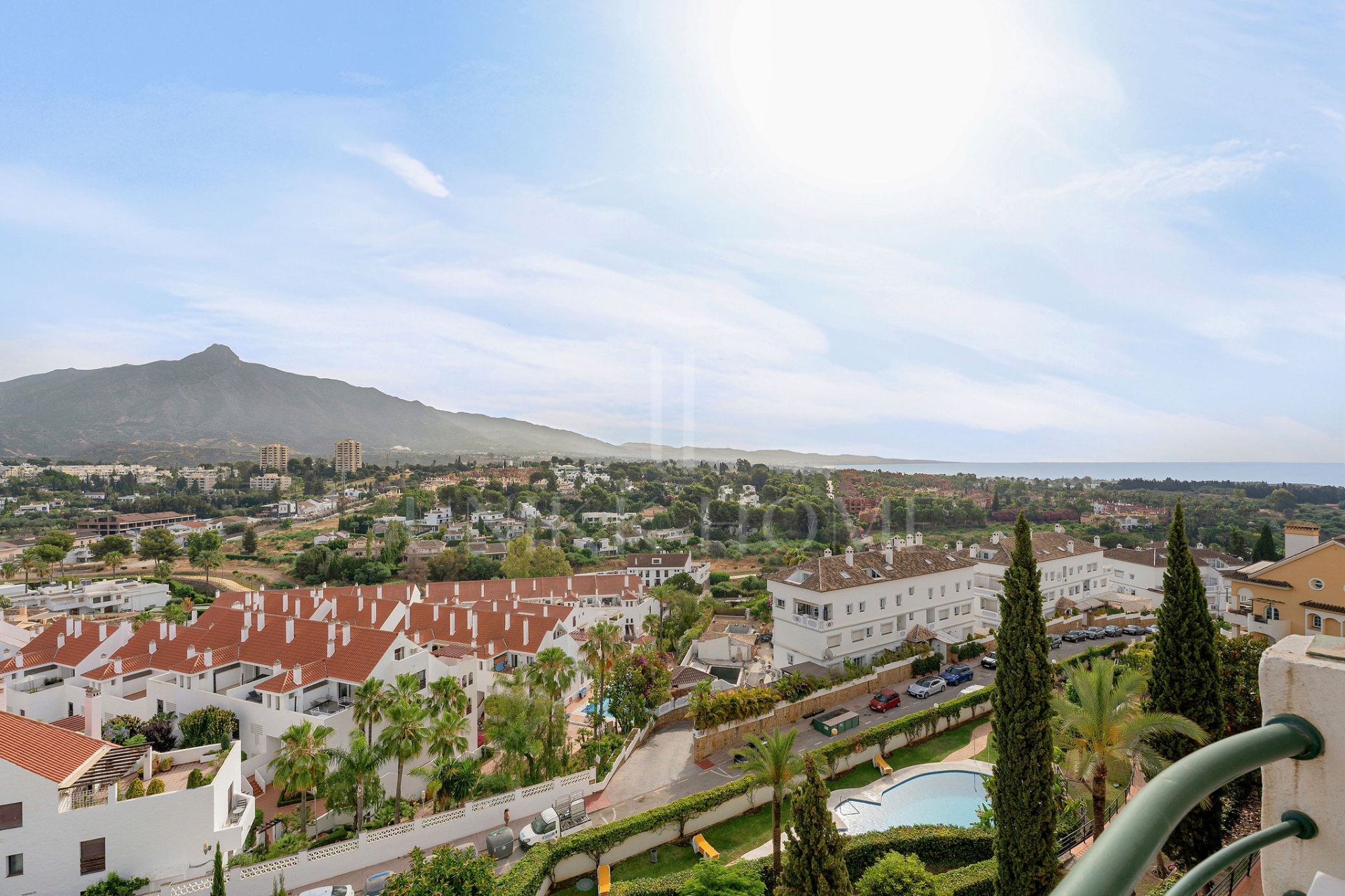 Bienvenido a este luminoso apartamento en increíble ubicación con vistas panorámicas!