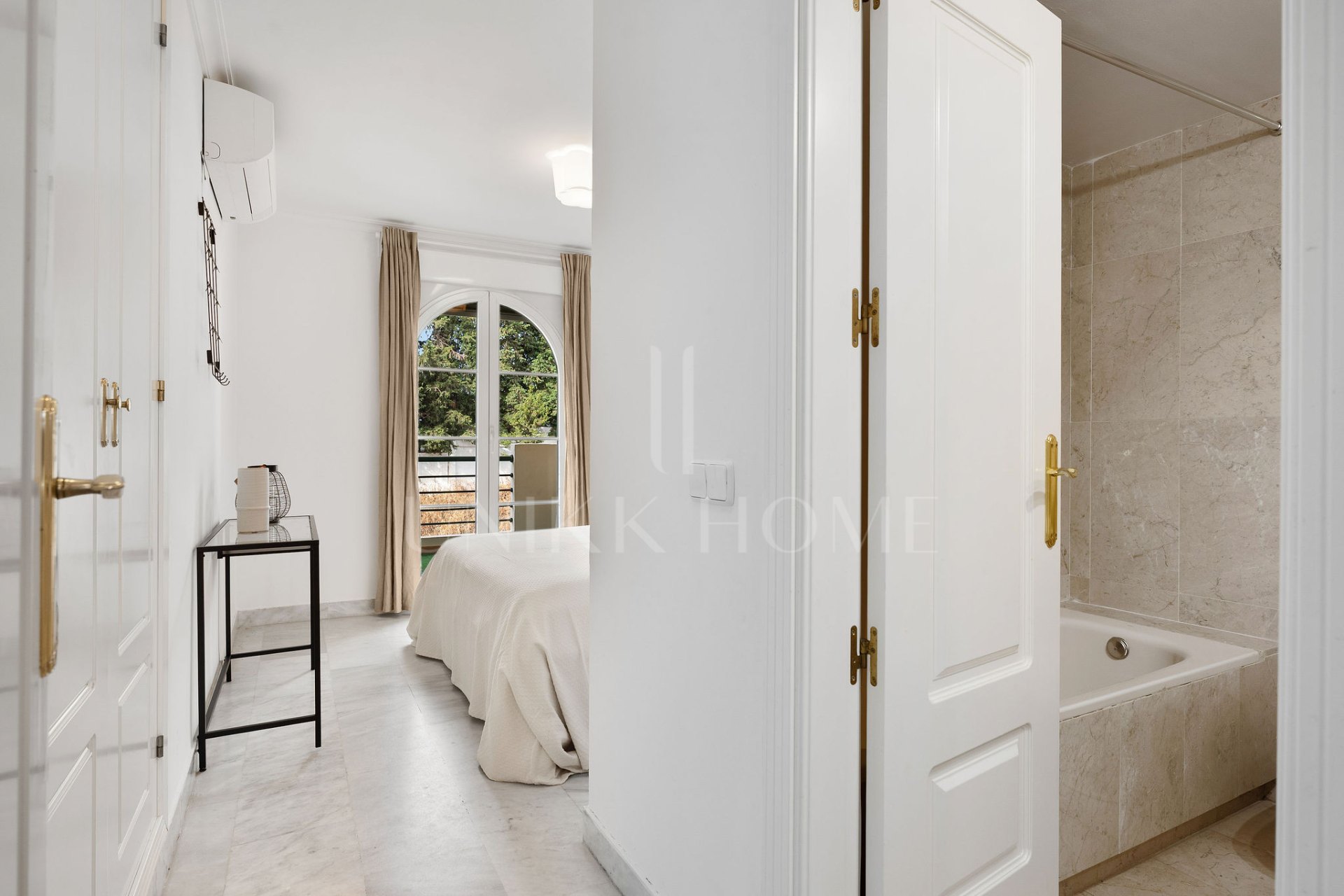 Bienvenido a este luminoso apartamento en increíble ubicación con vistas panorámicas!