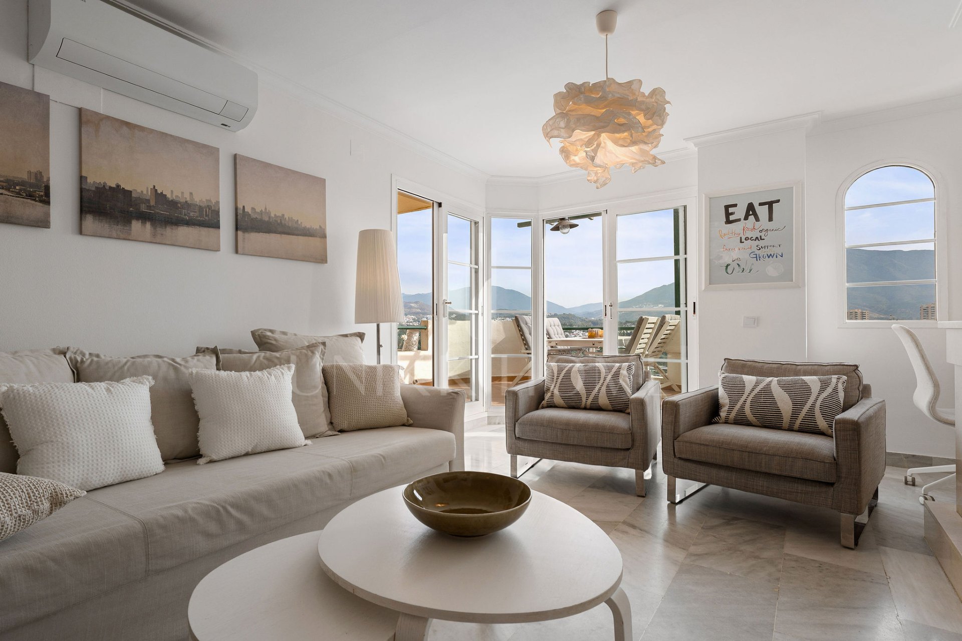 Bienvenido a este luminoso apartamento en increíble ubicación con vistas panorámicas!