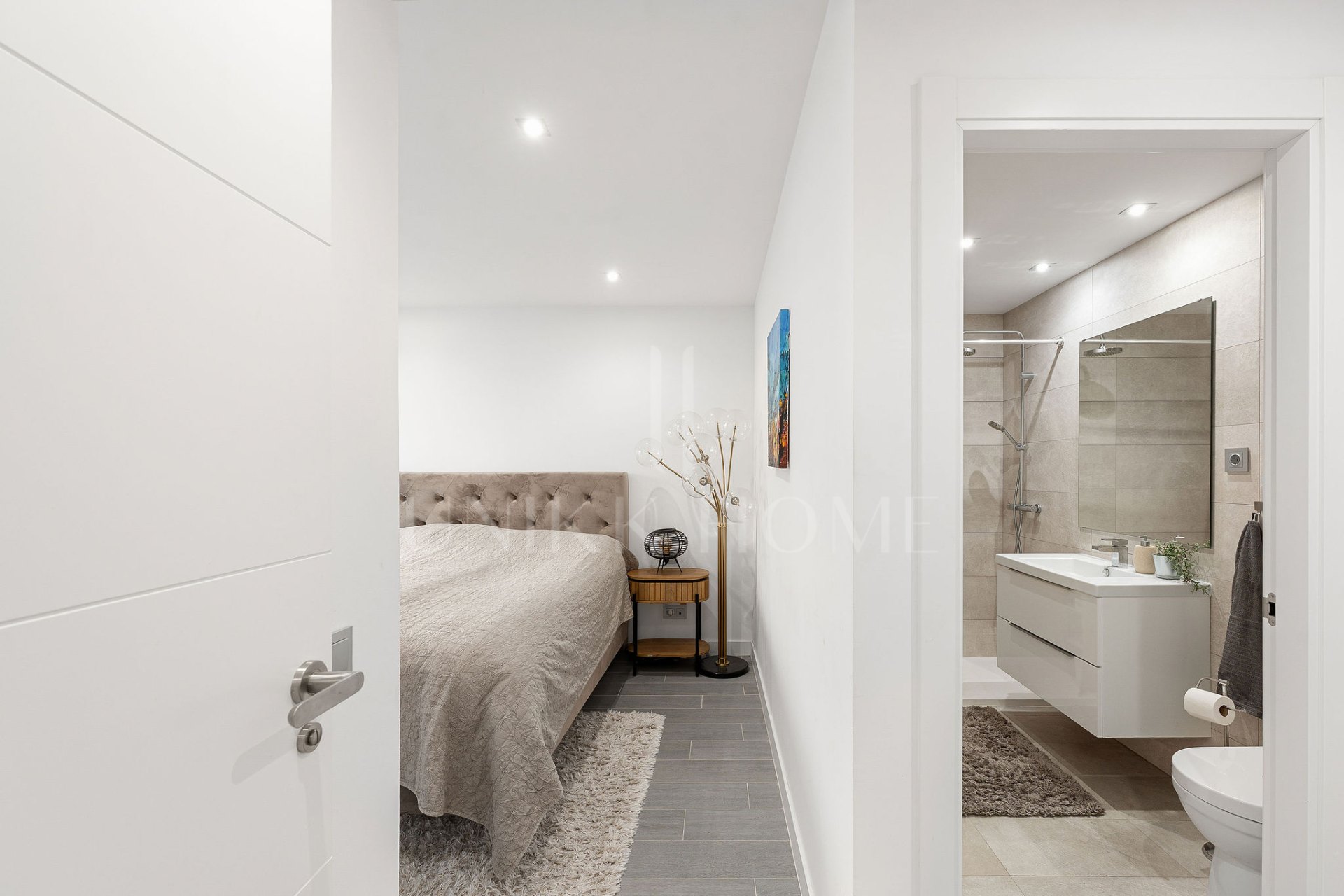 Welcome to this modern 3 bedroom apartment in the heart of Benalmádena Pueblo!