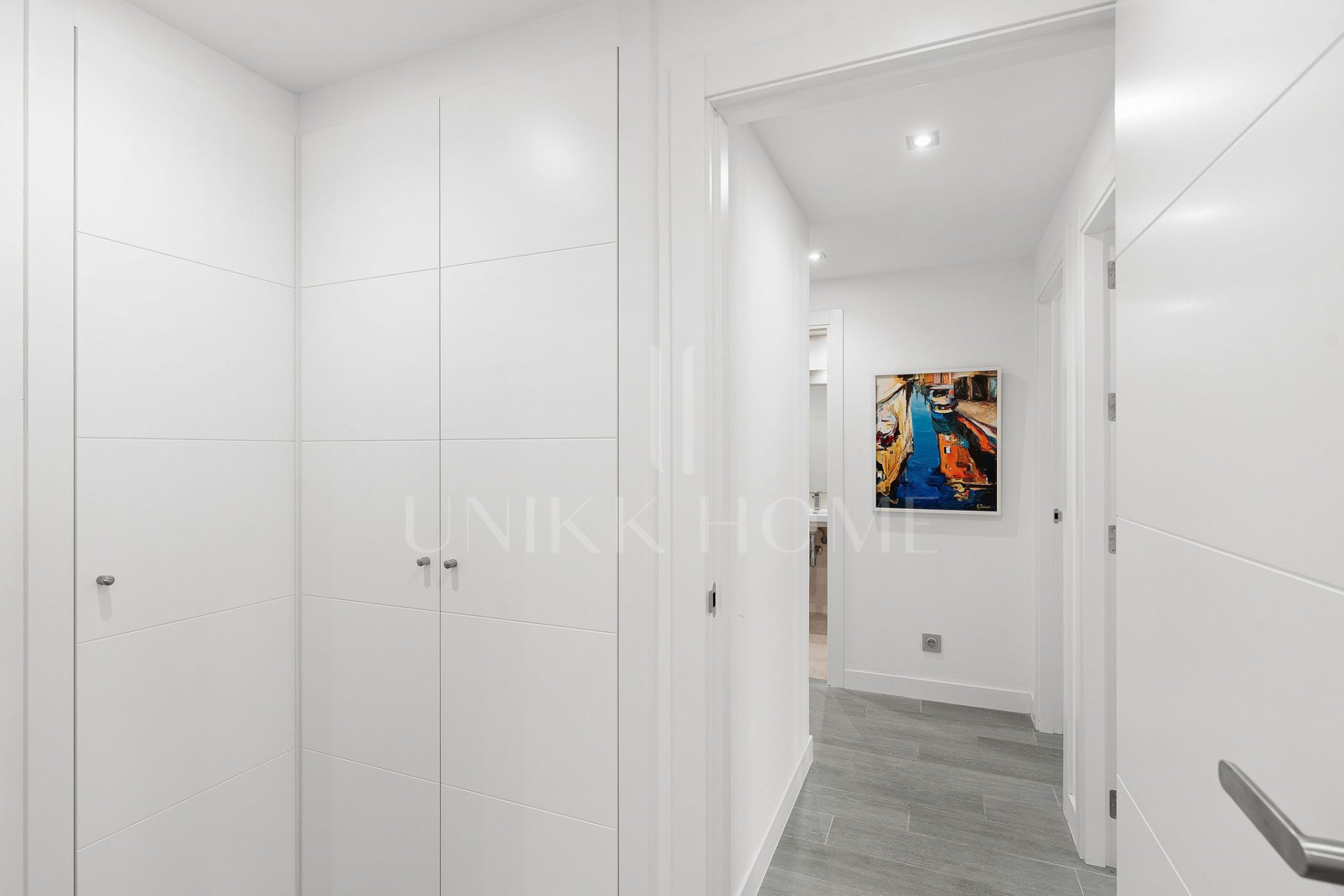 Welcome to this modern 3 bedroom apartment in the heart of Benalmádena Pueblo!