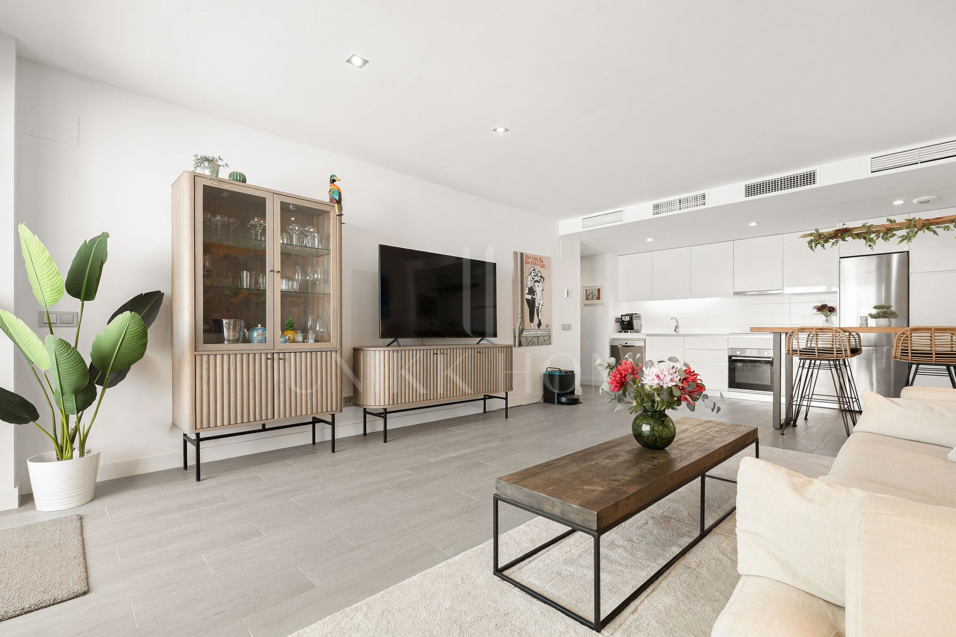 Welcome to this modern 3 bedroom apartment in the heart of Benalmádena Pueblo!