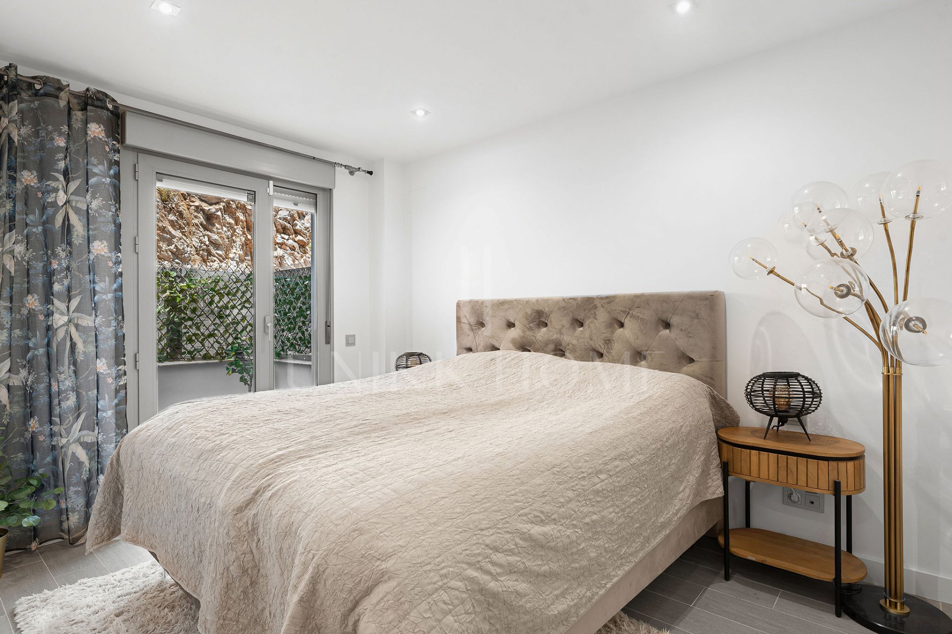 Welcome to this modern 3 bedroom apartment in the heart of Benalmádena Pueblo!