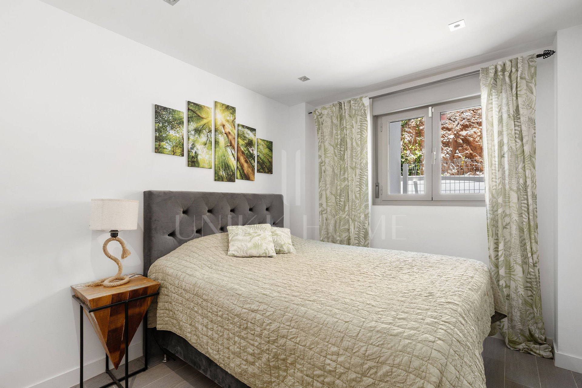 Welcome to this modern 3 bedroom apartment in the heart of Benalmádena Pueblo!