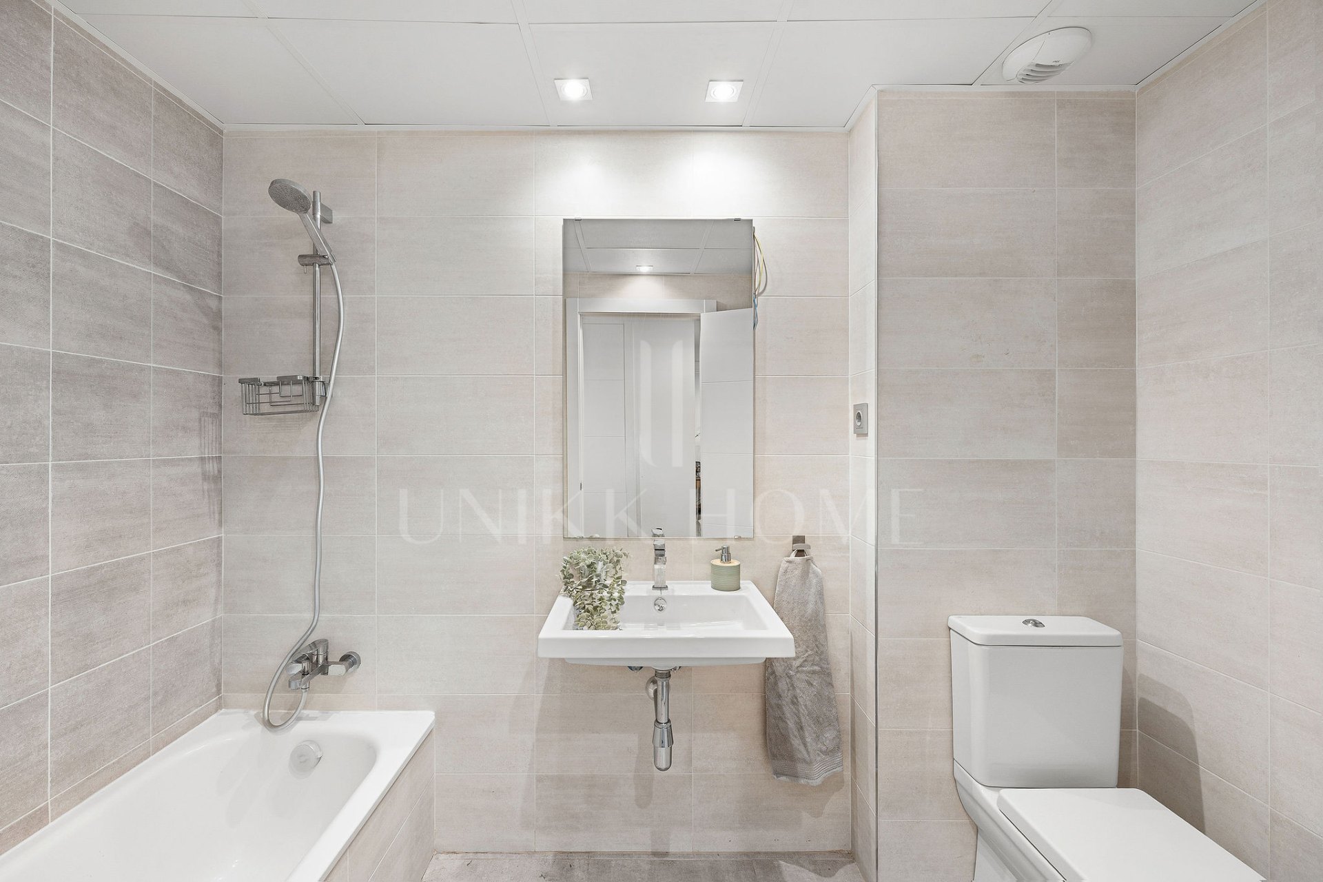 Welcome to this modern 3 bedroom apartment in the heart of Benalmádena Pueblo!