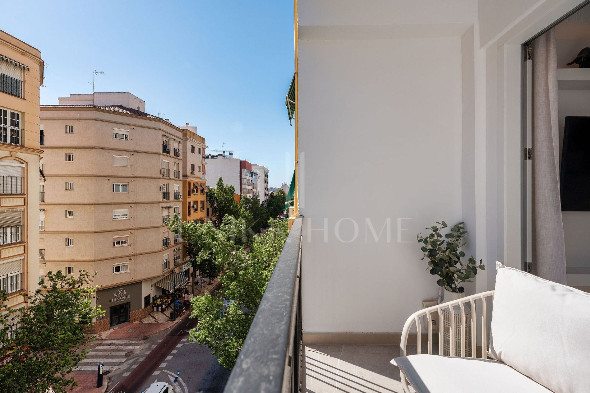 Welcome to this totally renovated 2 bedroom apartment in Málaga Centre!