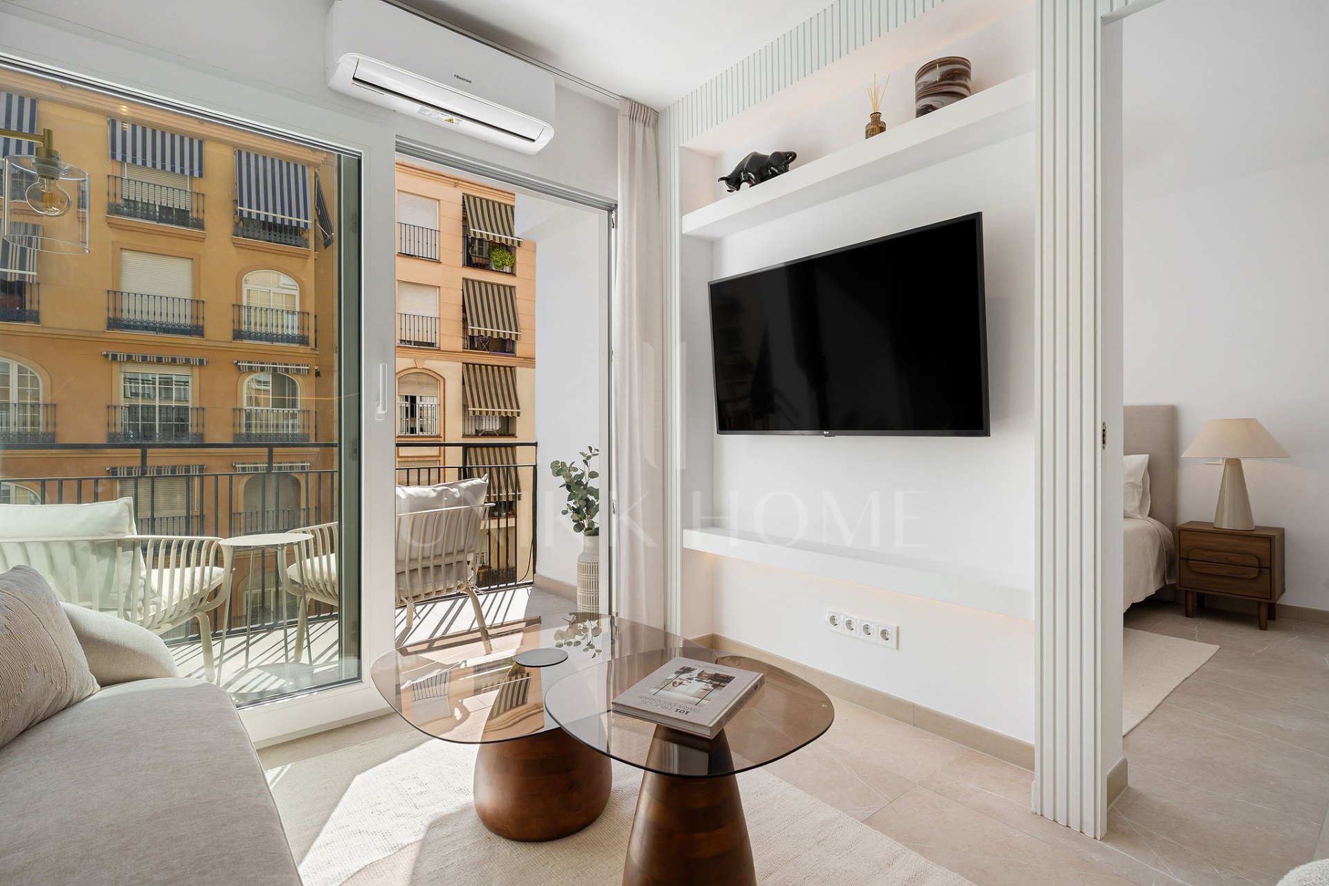 Welcome to this totally renovated 2 bedroom apartment in Málaga Centre!