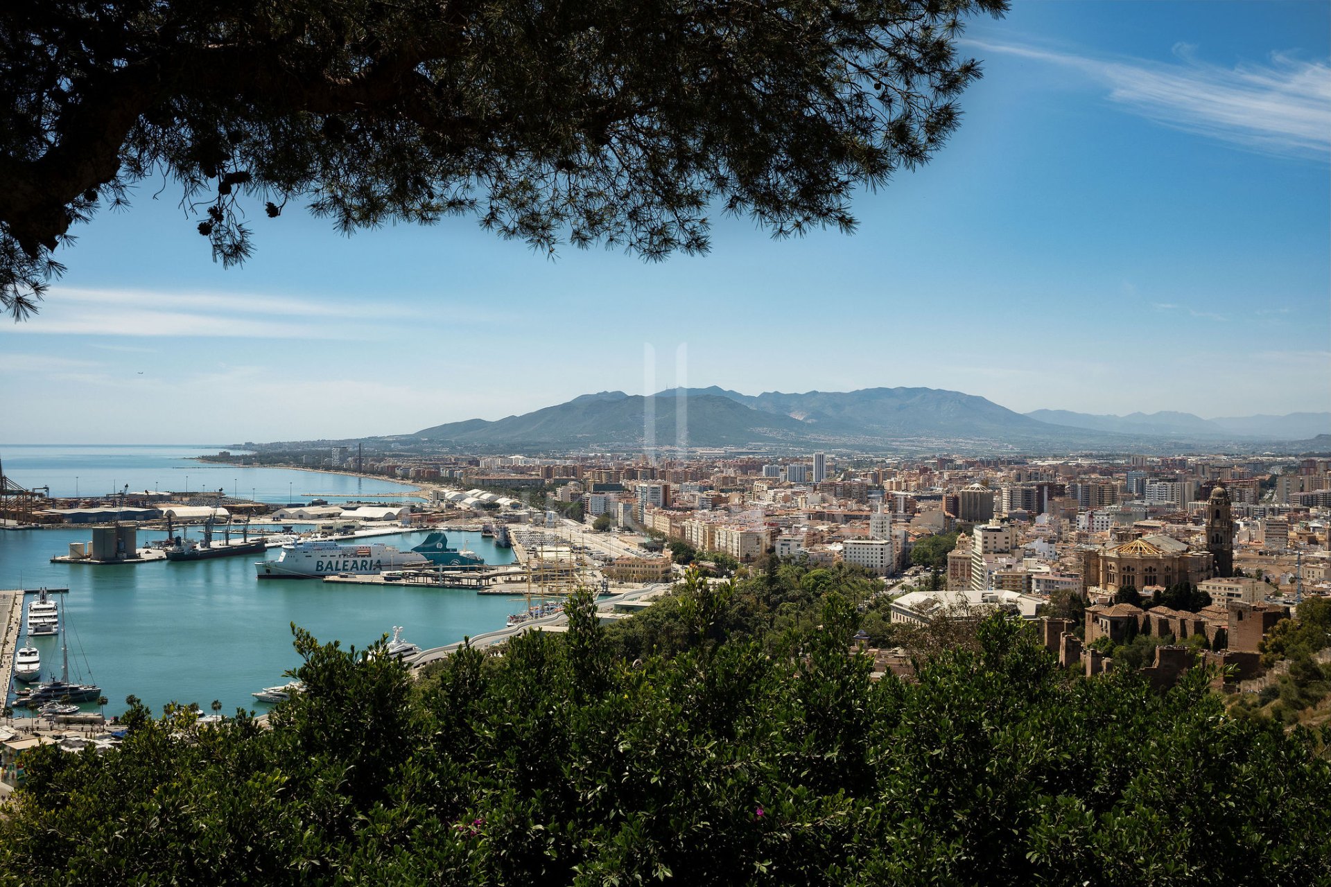 Welcome to this totally renovated 2 bedroom apartment in Málaga Centre!