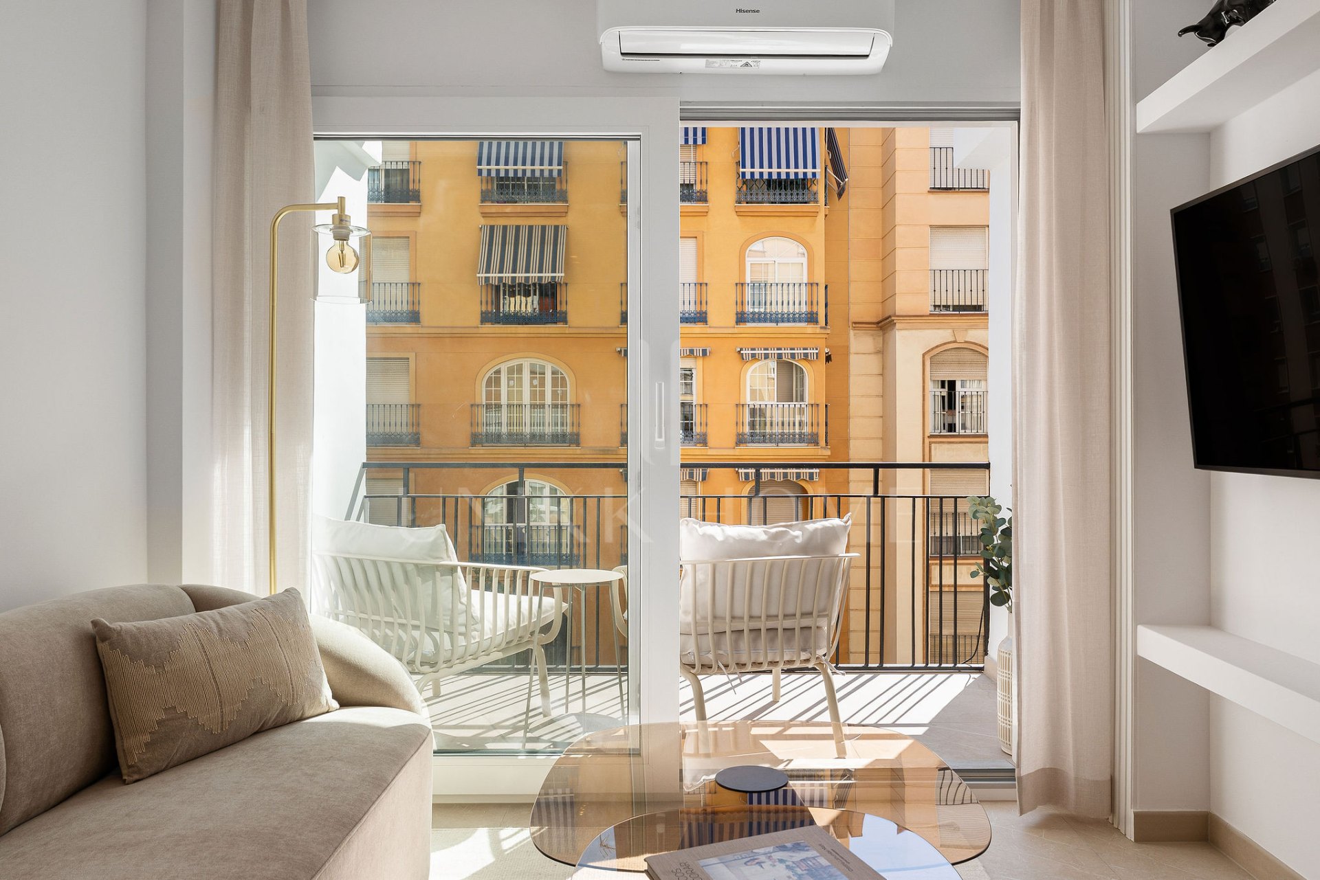 Welcome to this totally renovated 2 bedroom apartment in Málaga Centre!