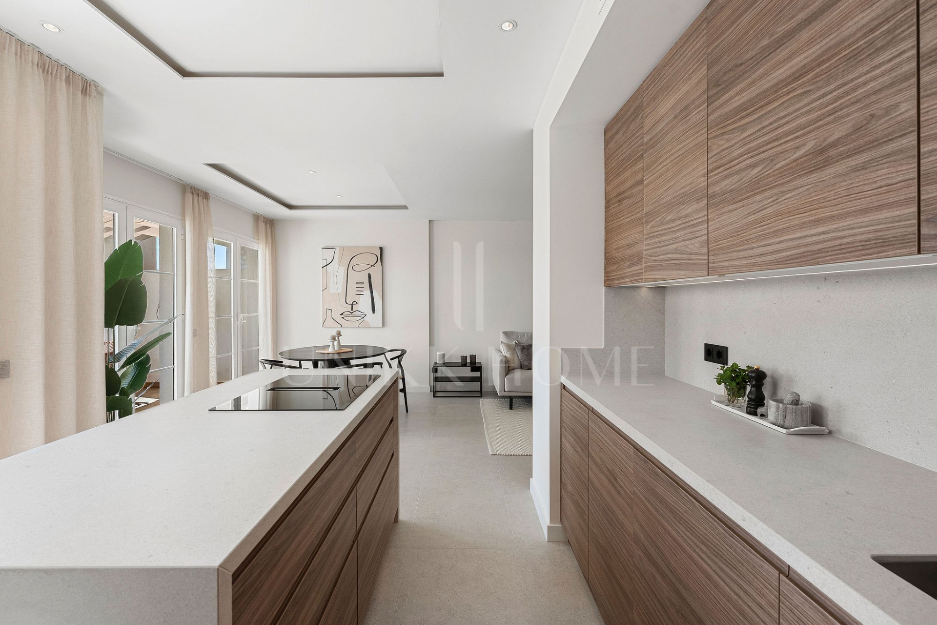 Welcome to this stunning and fully renovated penthouse with panoramic views over Higueral Golf, the mountains and the sea!