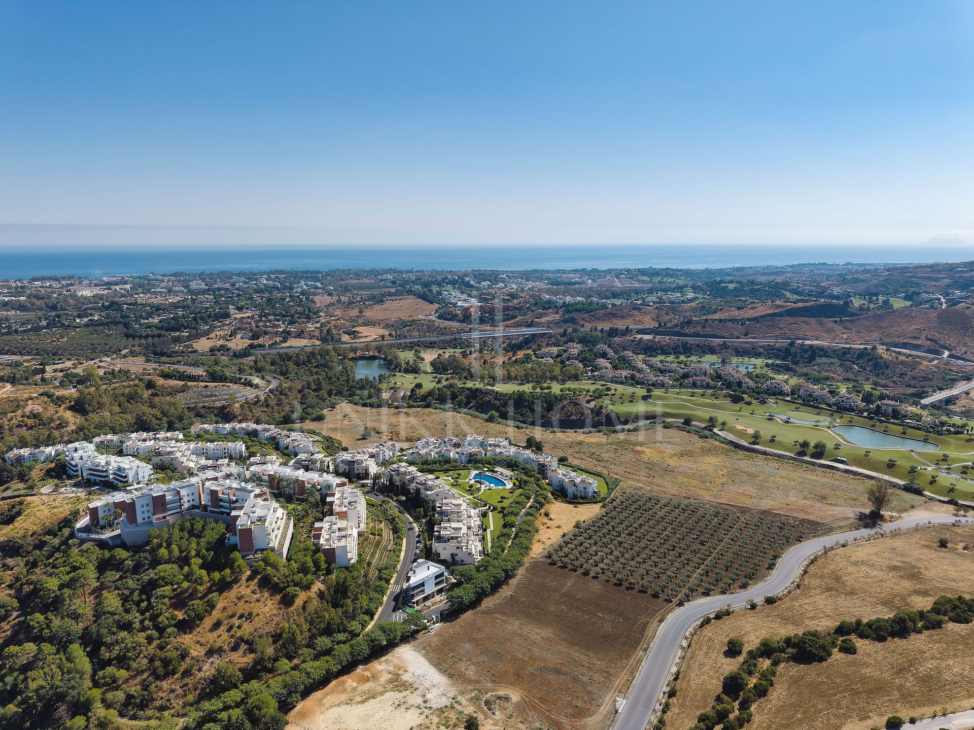 Welcome to this stunning and fully renovated penthouse with panoramic views over Higueral Golf, the mountains and the sea!