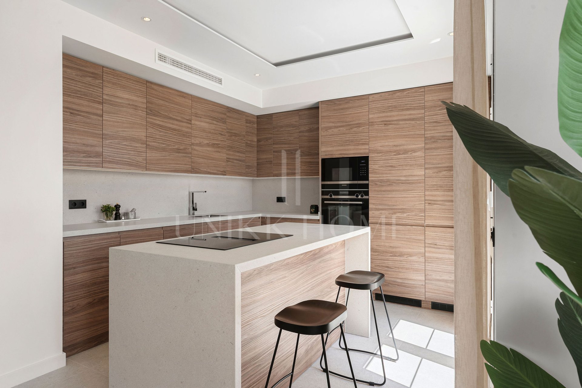 Welcome to this stunning and fully renovated penthouse with panoramic views over Higueral Golf, the mountains and the sea!