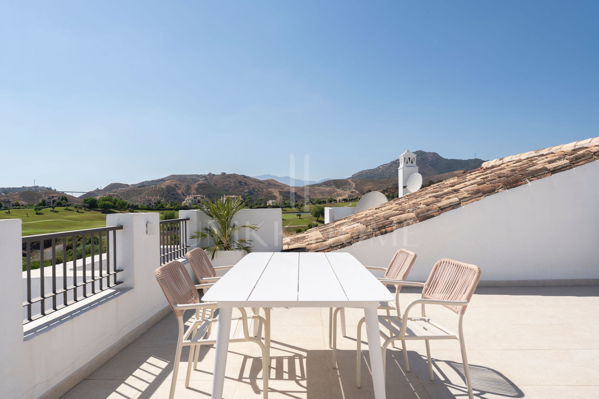 Welcome to this stunning and fully renovated penthouse with panoramic views over Higueral Golf, the mountains and the sea!