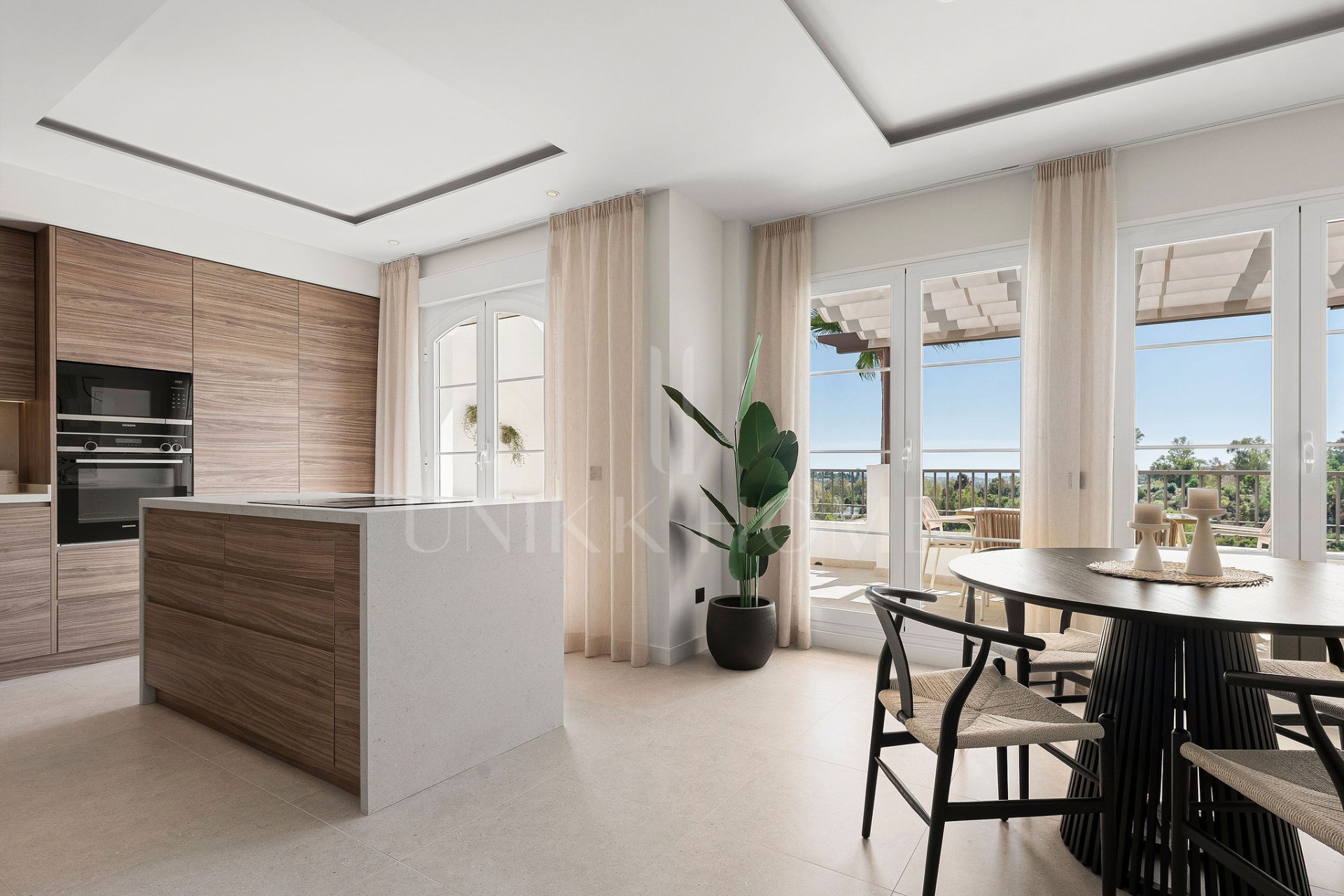 Welcome to this stunning and fully renovated penthouse with panoramic views over Higueral Golf, the mountains and the sea!