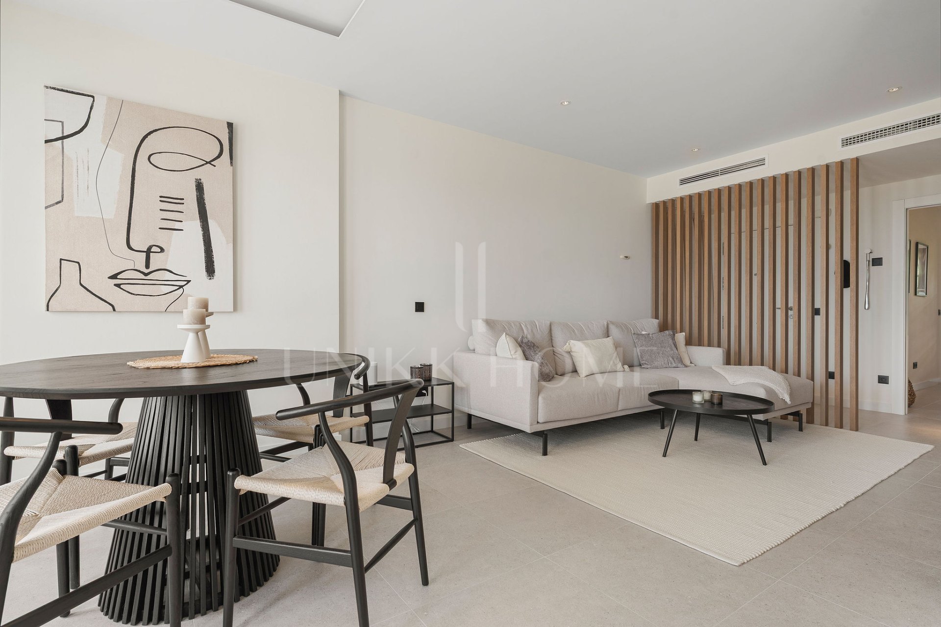 Welcome to this stunning and fully renovated penthouse with panoramic views over Higueral Golf, the mountains and the sea!