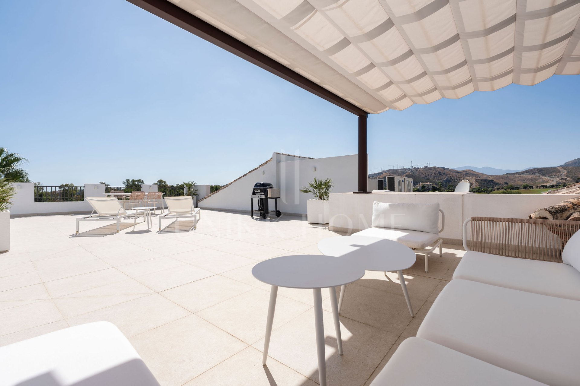 Welcome to this stunning and fully renovated penthouse with panoramic views over Higueral Golf, the mountains and the sea!