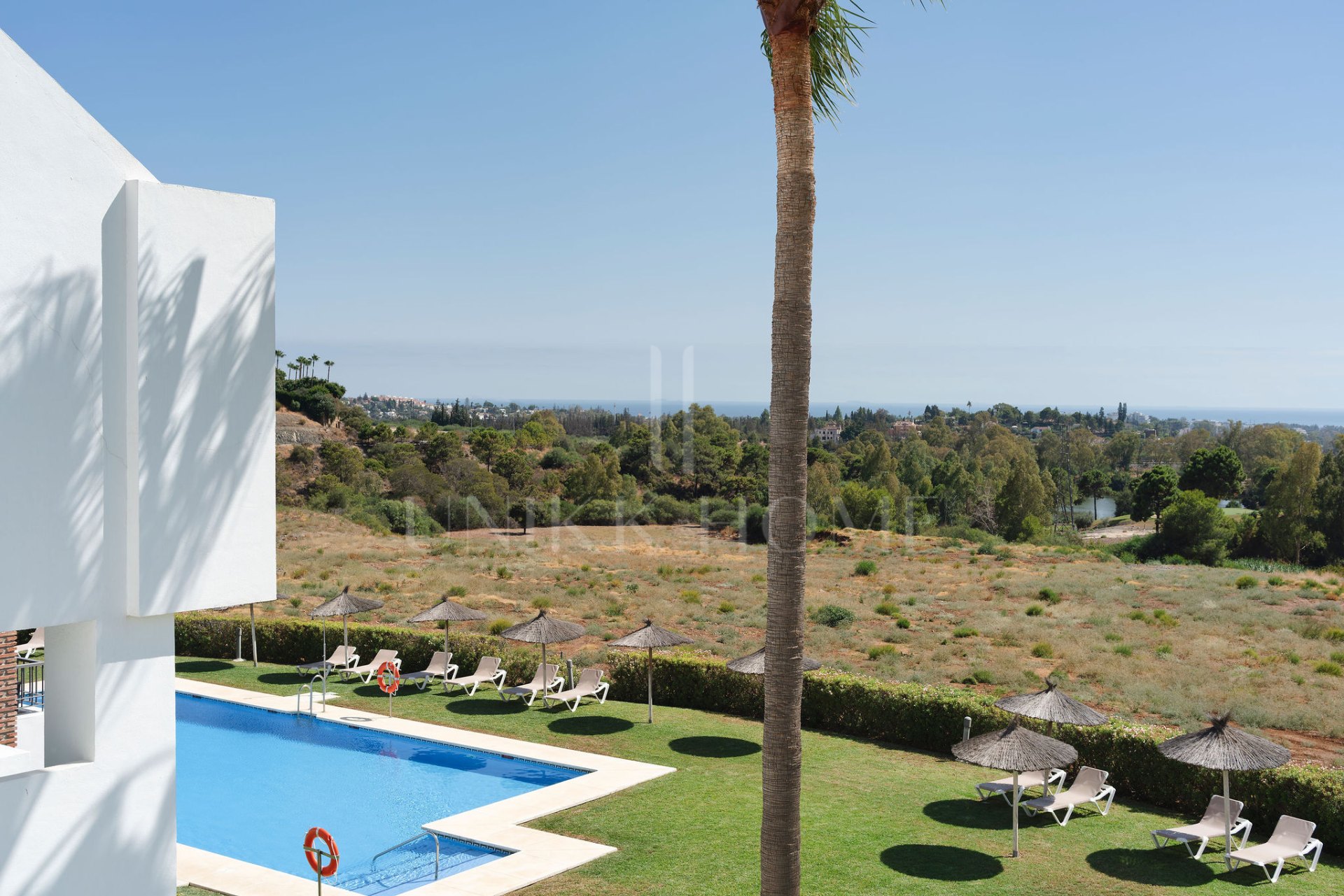 Welcome to this stunning and fully renovated penthouse with panoramic views over Higueral Golf, the mountains and the sea!