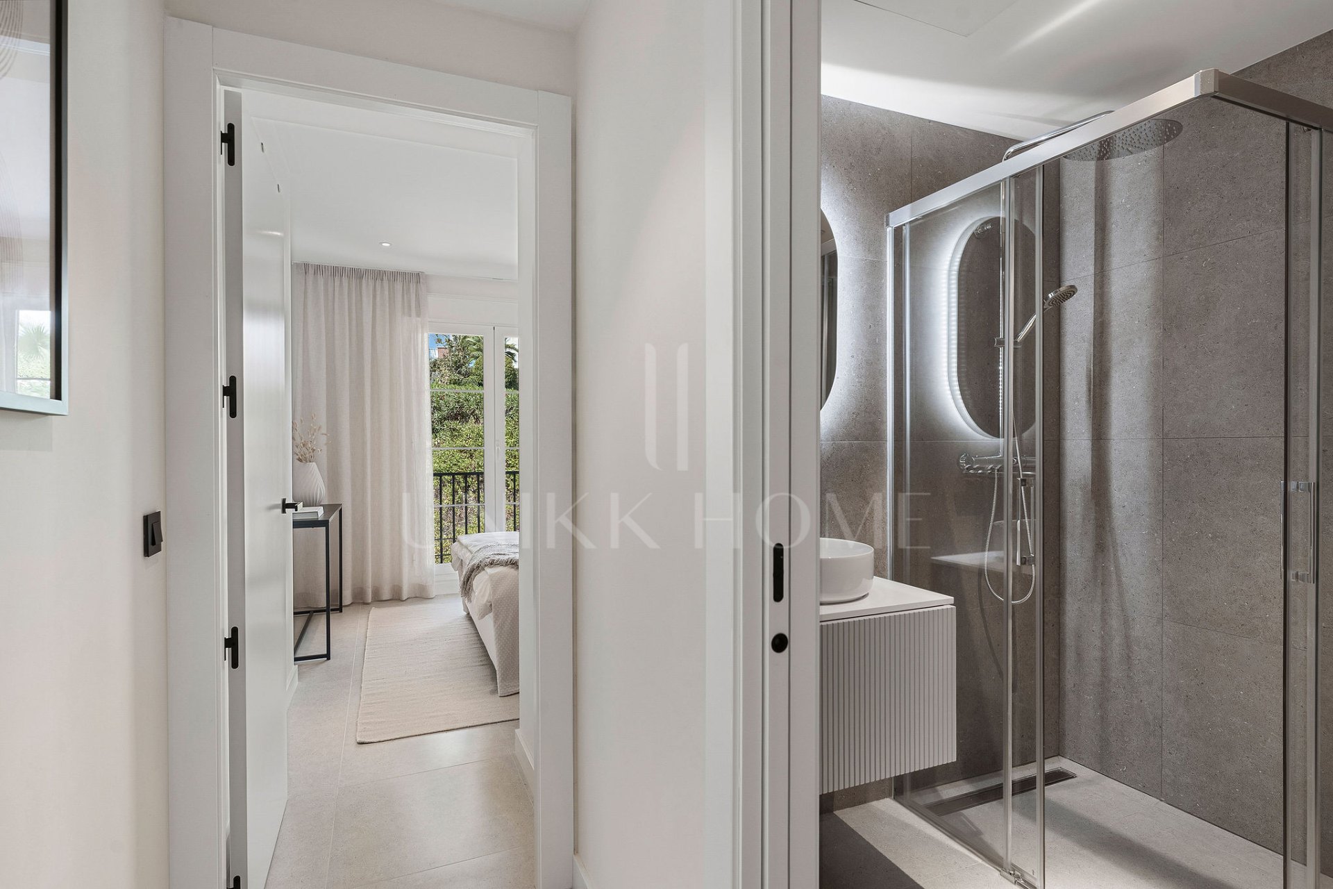 Welcome to this stunning and fully renovated penthouse with panoramic views over Higueral Golf, the mountains and the sea!